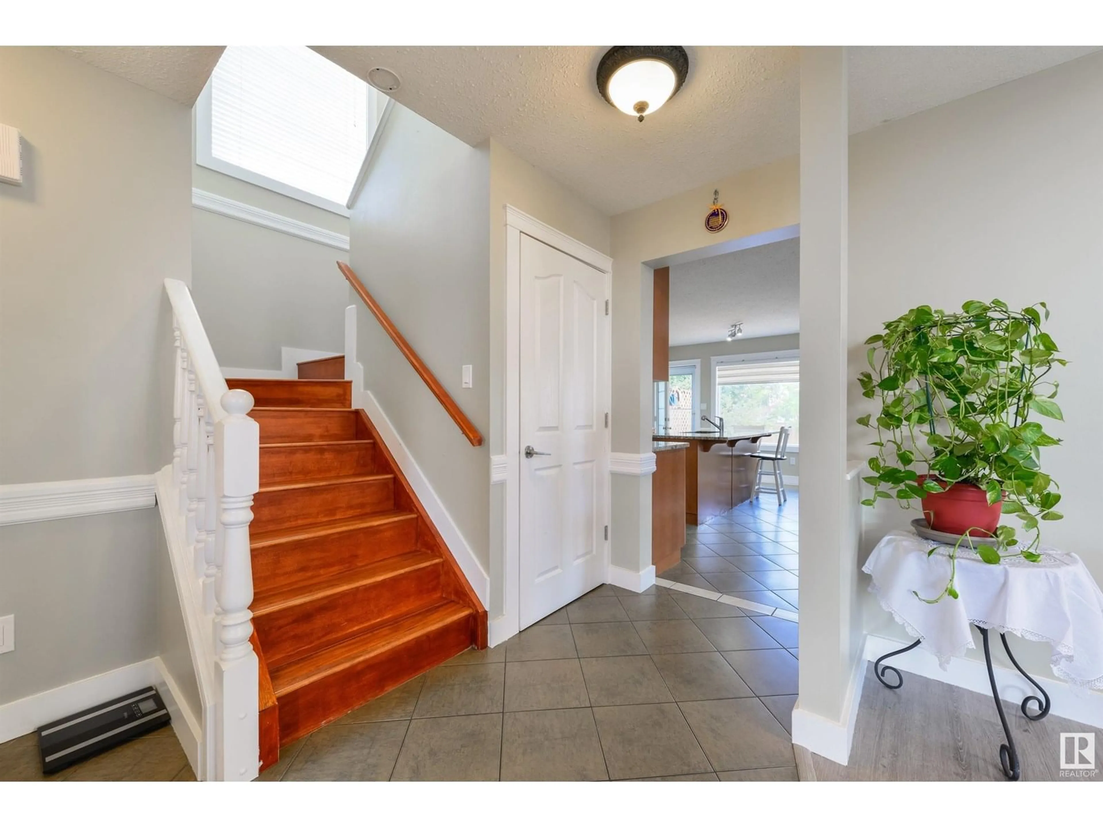 Indoor entryway for 14424 130 ST, Edmonton Alberta T6V1E2
