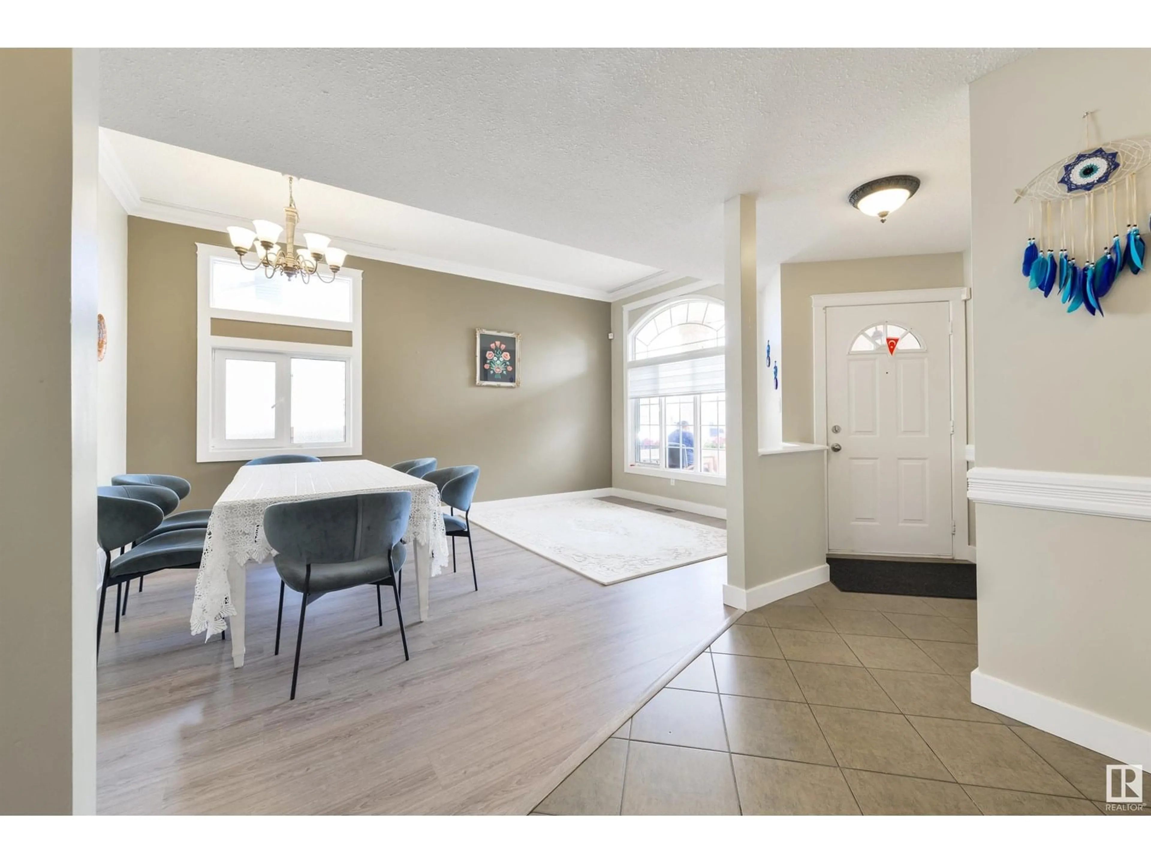 Indoor entryway for 14424 130 ST, Edmonton Alberta T6V1E2