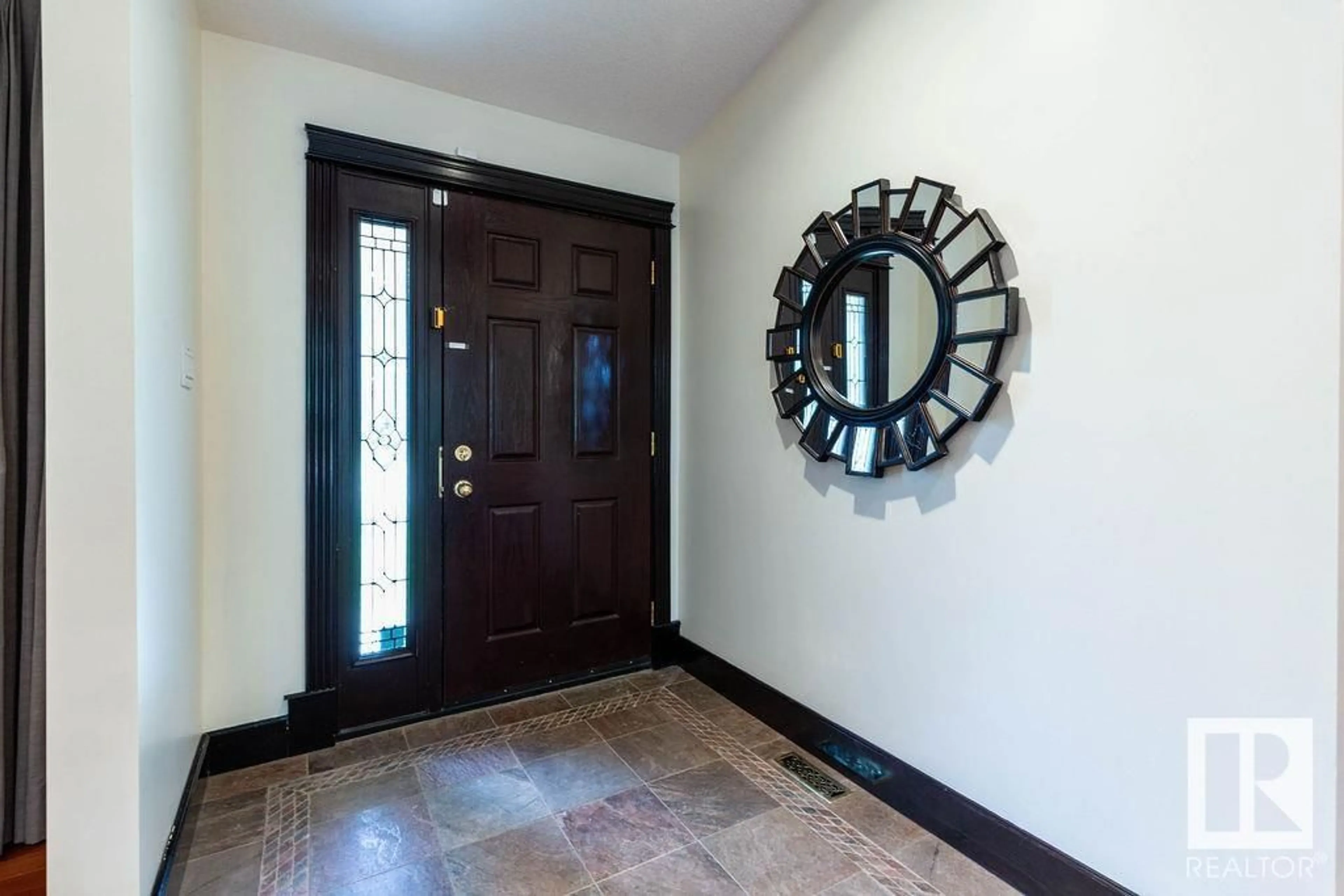 Indoor entryway for 16 QUESNELL CR, Edmonton Alberta T5R5N9