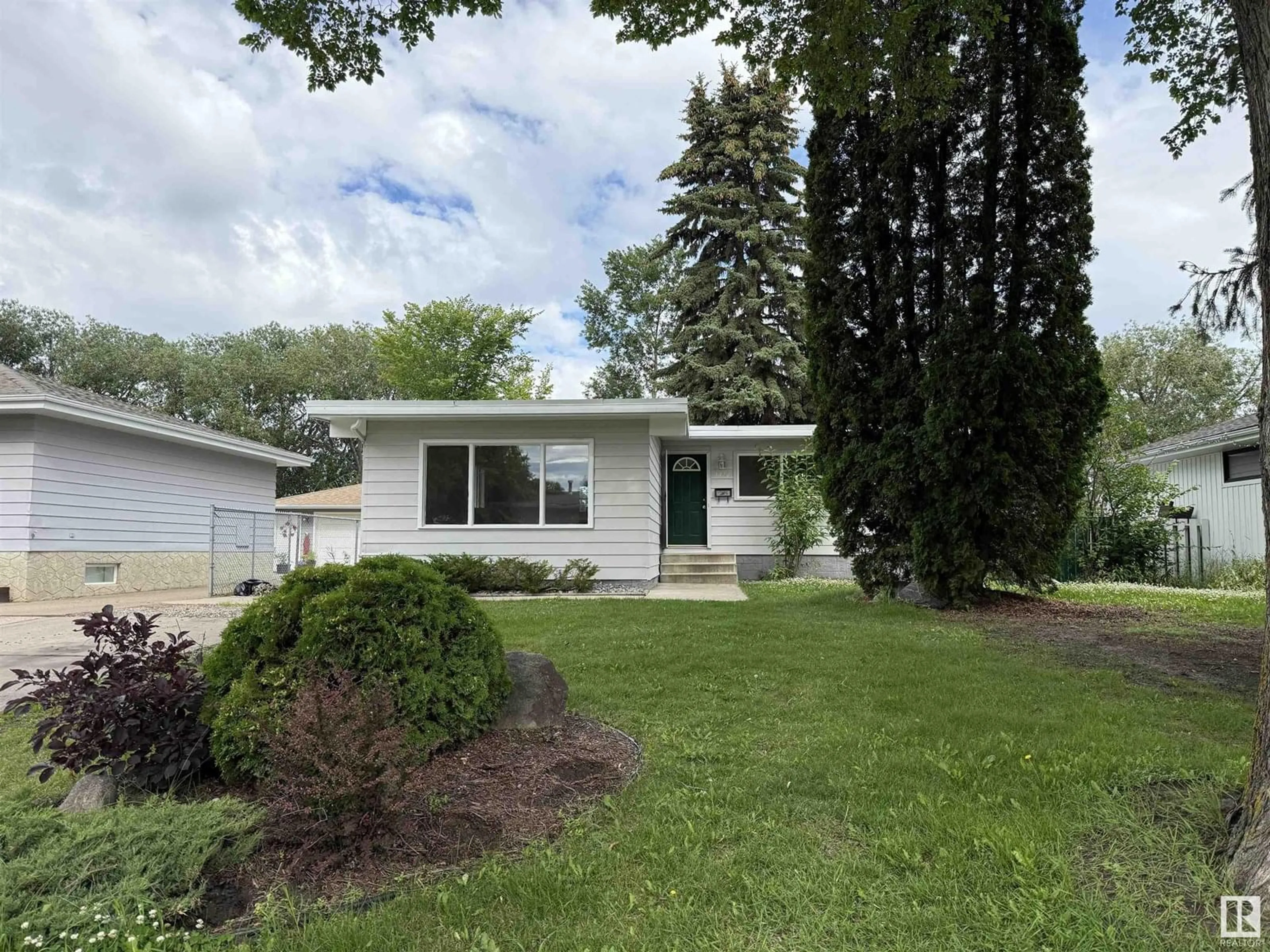 Home with vinyl exterior material, street for 1114 MOYER DR, Sherwood Park Alberta T8A1E6