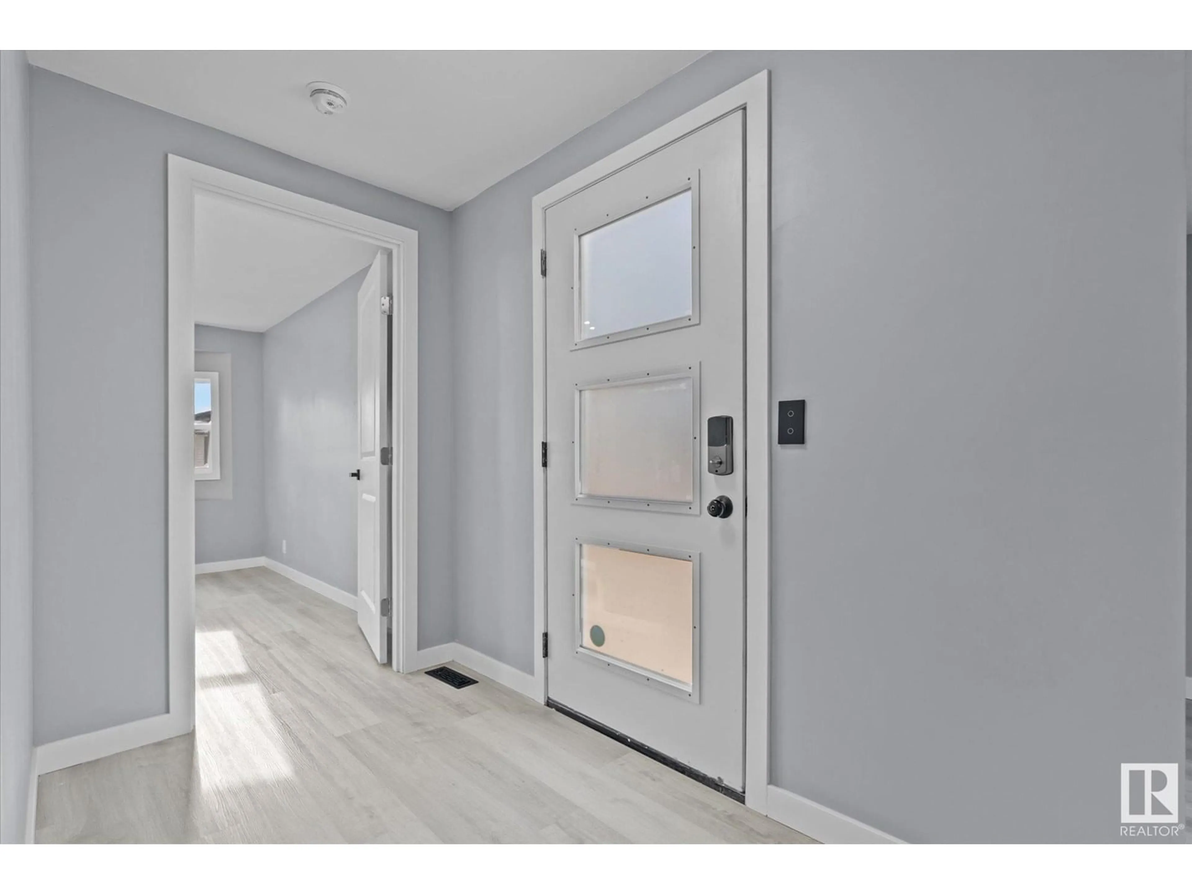 Indoor entryway for 53222 - 628 RANGE ROAD 272, Rural Parkland County Alberta T7X3P7