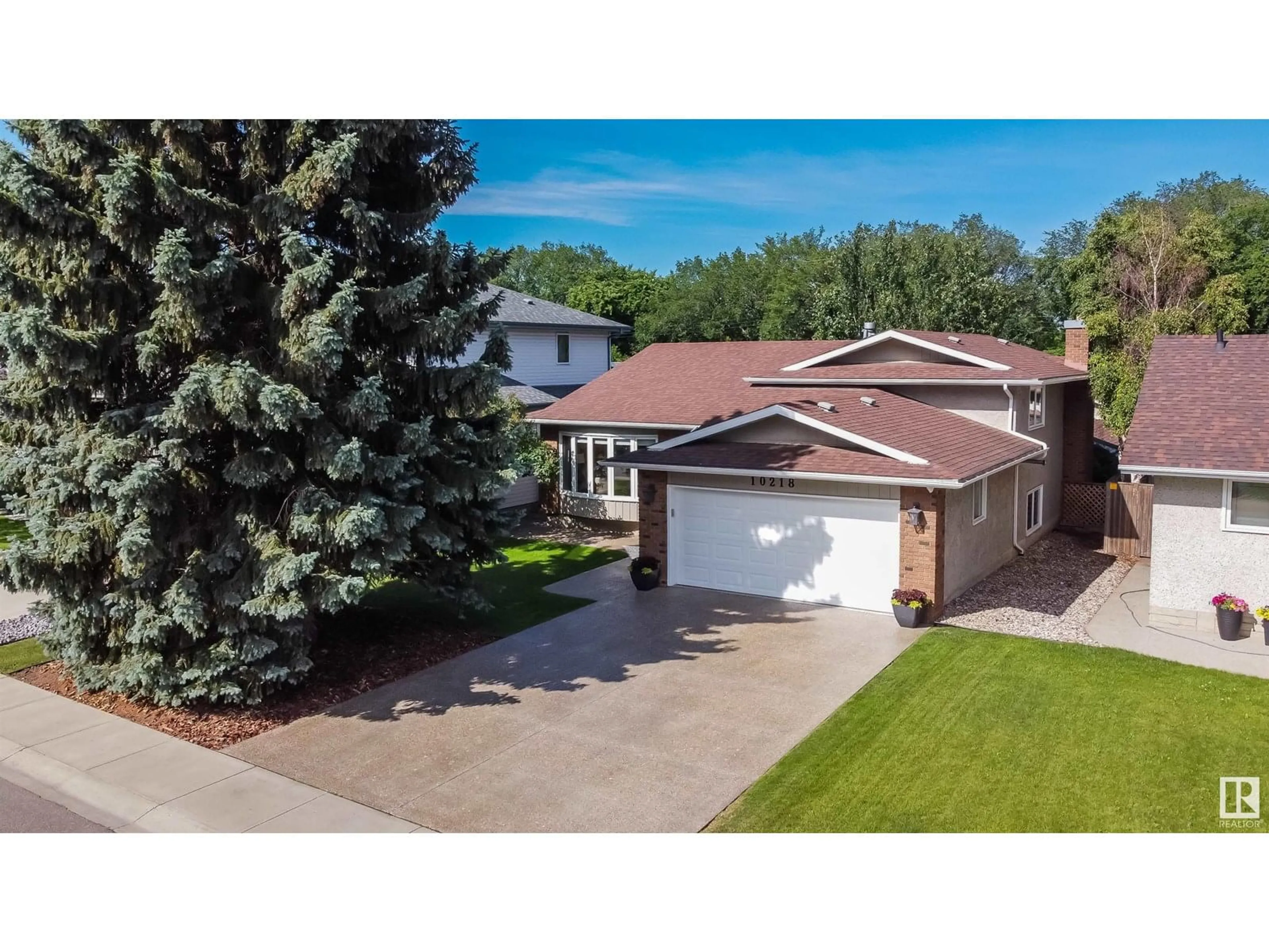 A pic from outside/outdoor area/front of a property/back of a property/a pic from drone, street for 10218 73 ST, Edmonton Alberta T6A2X1