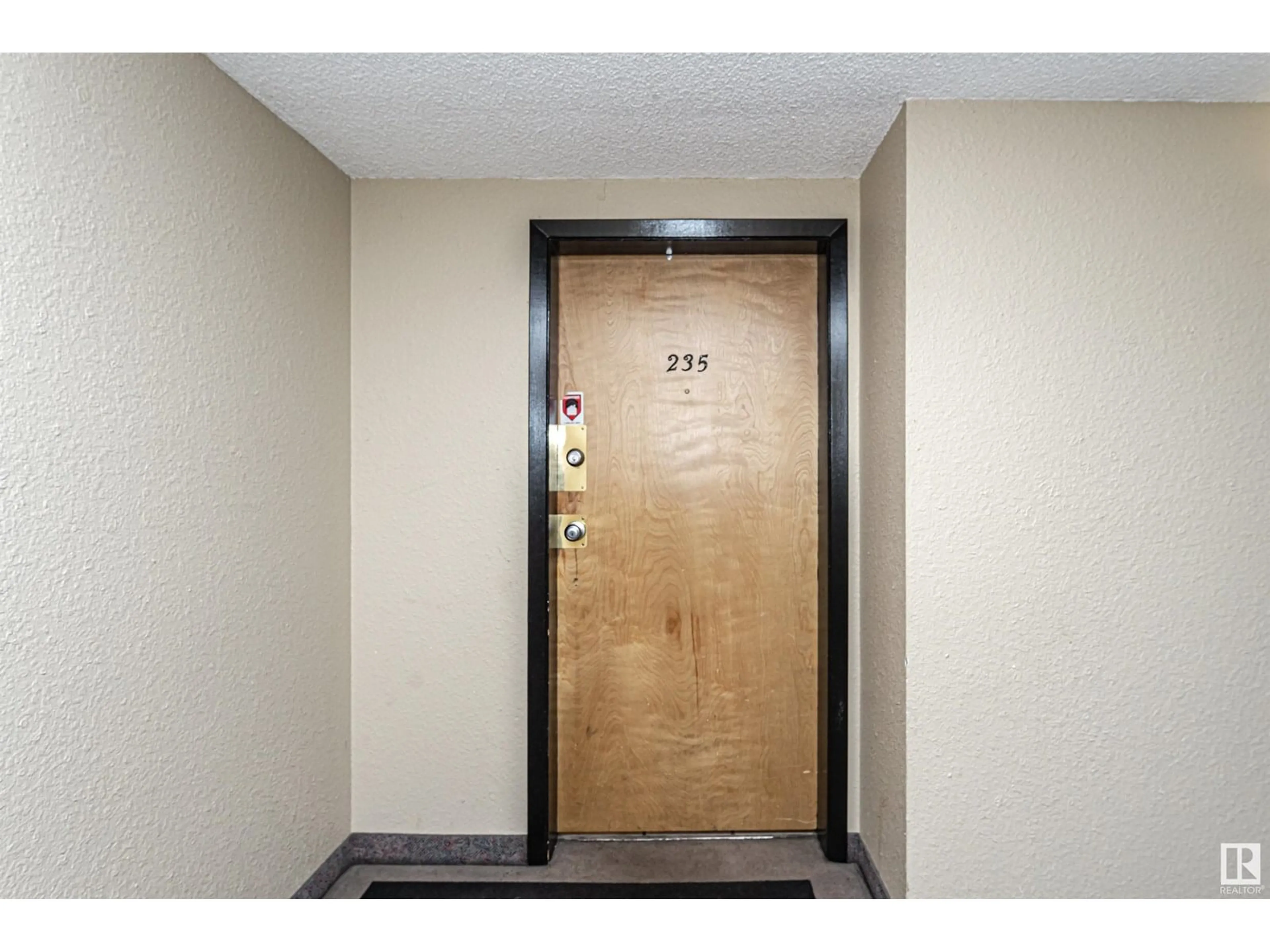 Indoor foyer for 235 - 4404 122 ST, Edmonton Alberta T6J4A9
