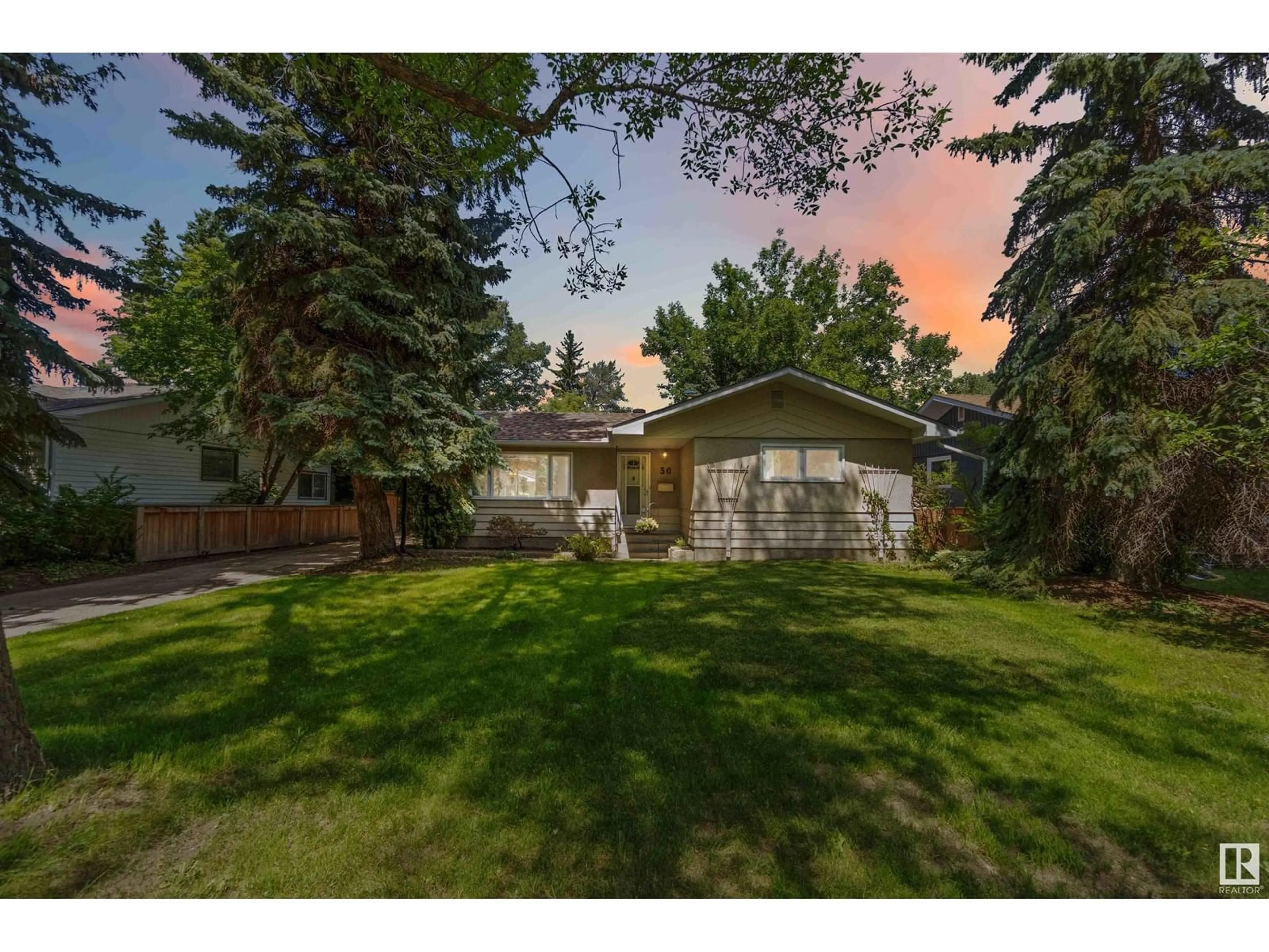 A pic from outside/outdoor area/front of a property/back of a property/a pic from drone, street for 30 HAZEL ST, Sherwood Park Alberta T8A1H6