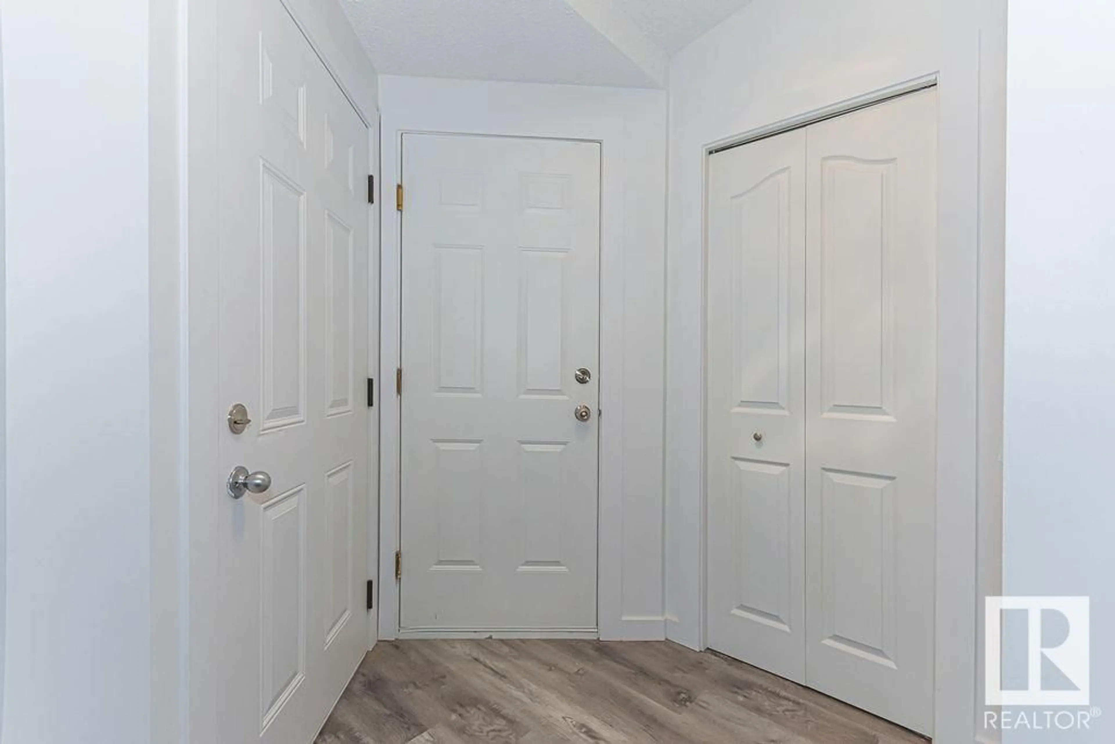 Indoor entryway for 13107 36 ST, Edmonton Alberta T5A5C7