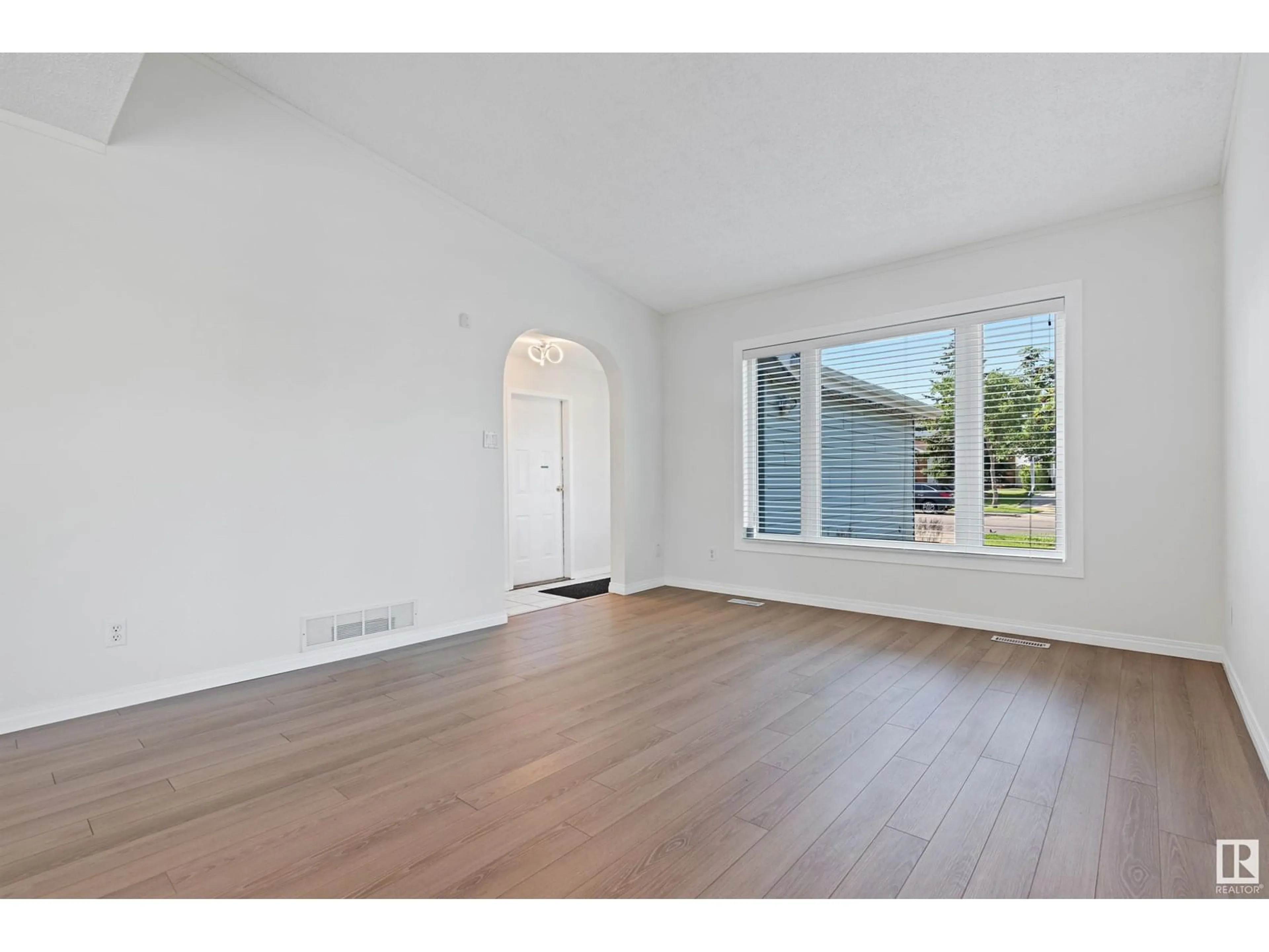 A pic of a room for 3020 43 AV, Edmonton Alberta T6T1C6