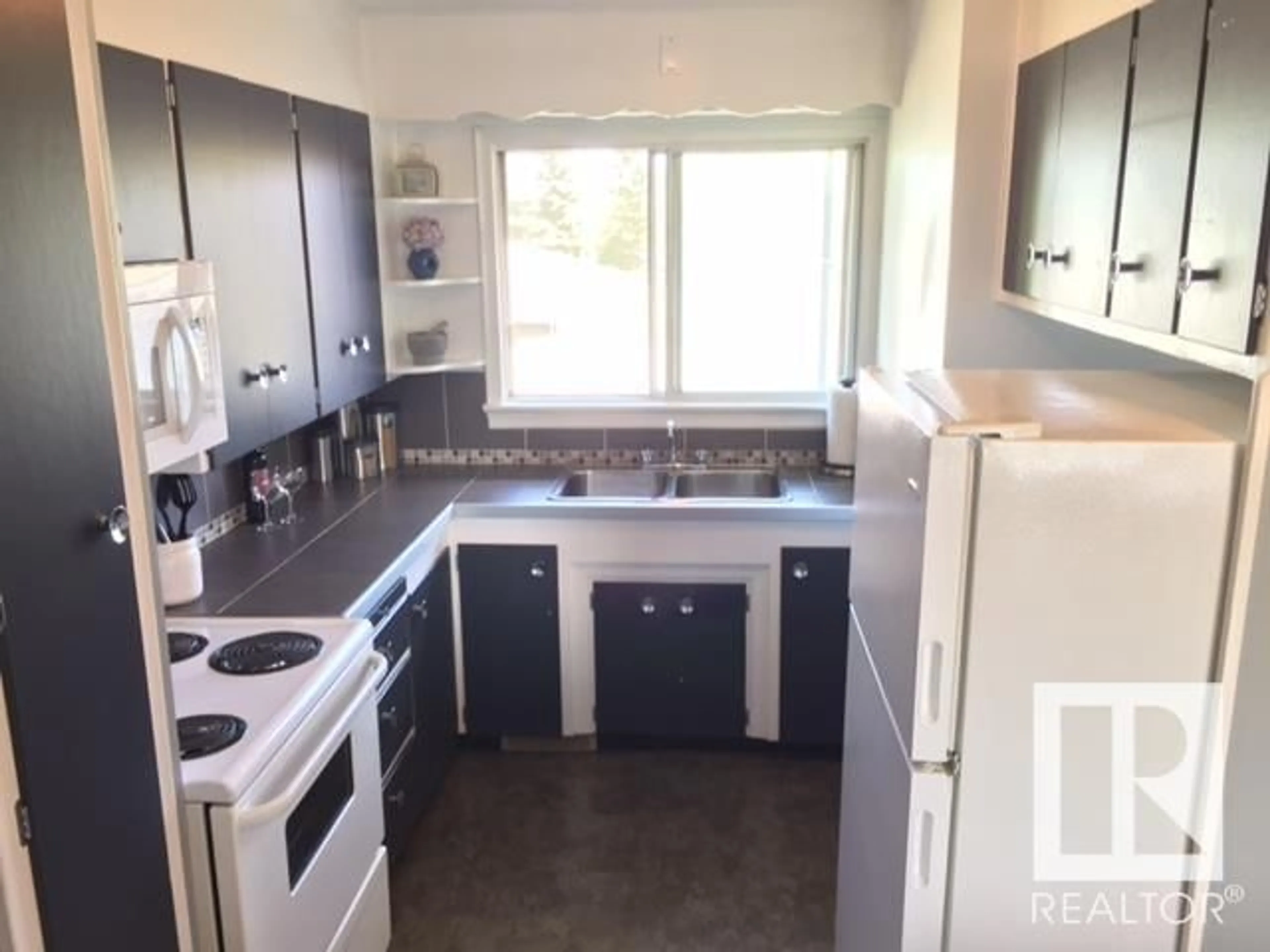 Standard kitchen, ceramic/tile floor for 11815 122 ST, Edmonton Alberta T5L0C3