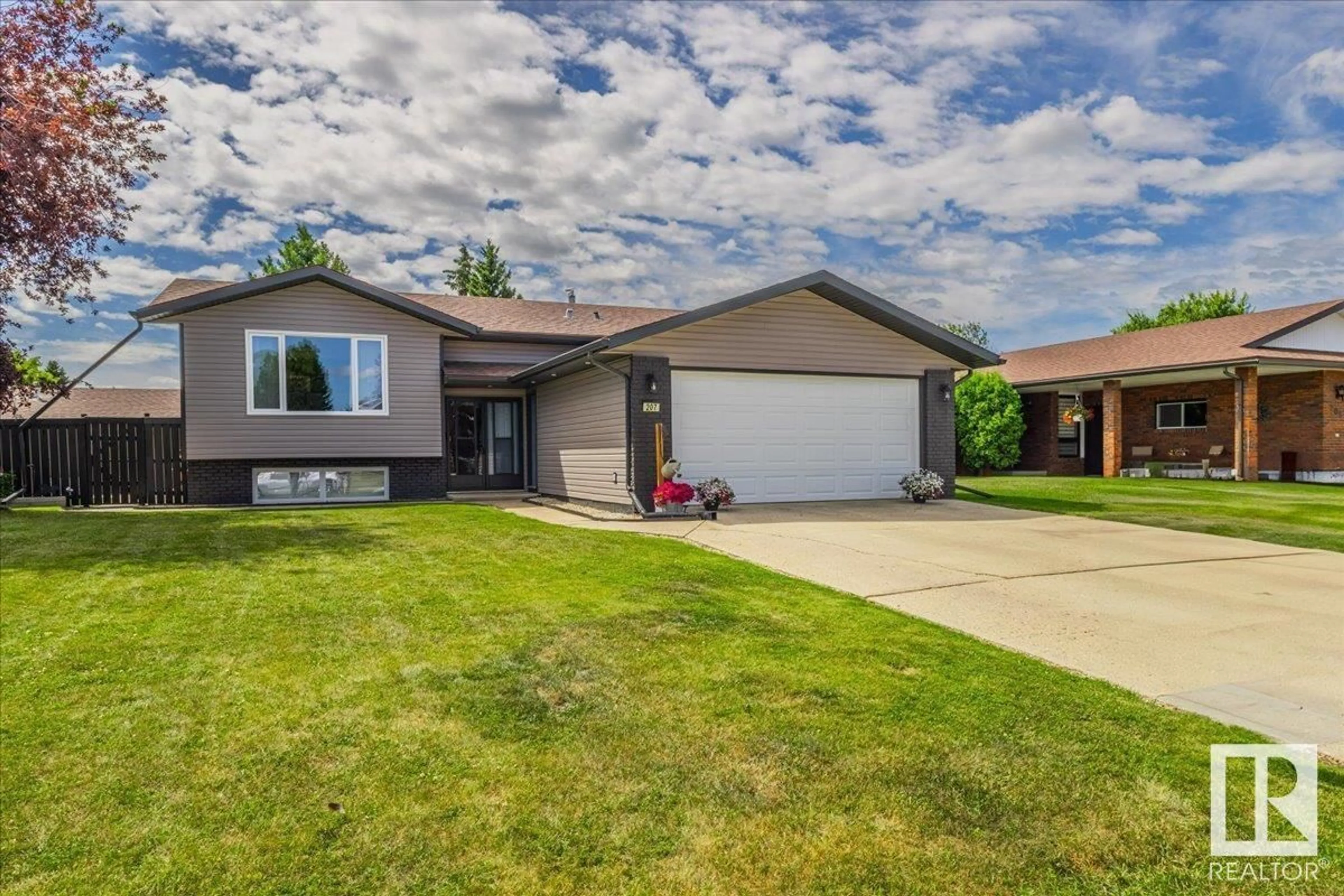 Home with vinyl exterior material, street for 207 WILLOW CR, Wetaskiwin Alberta T9A2X2