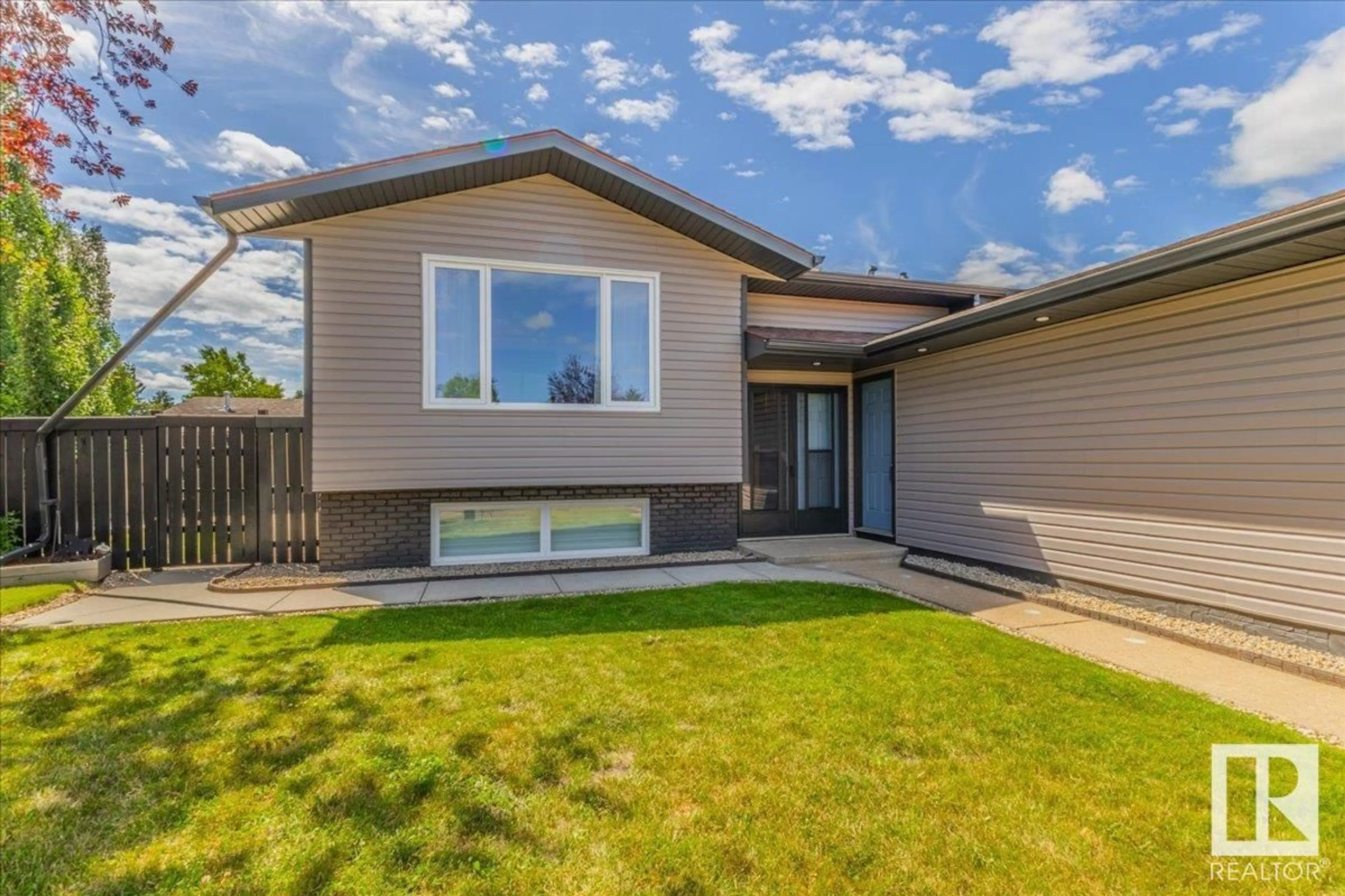Home with vinyl exterior material, street for 207 WILLOW CR, Wetaskiwin Alberta T9A2X2