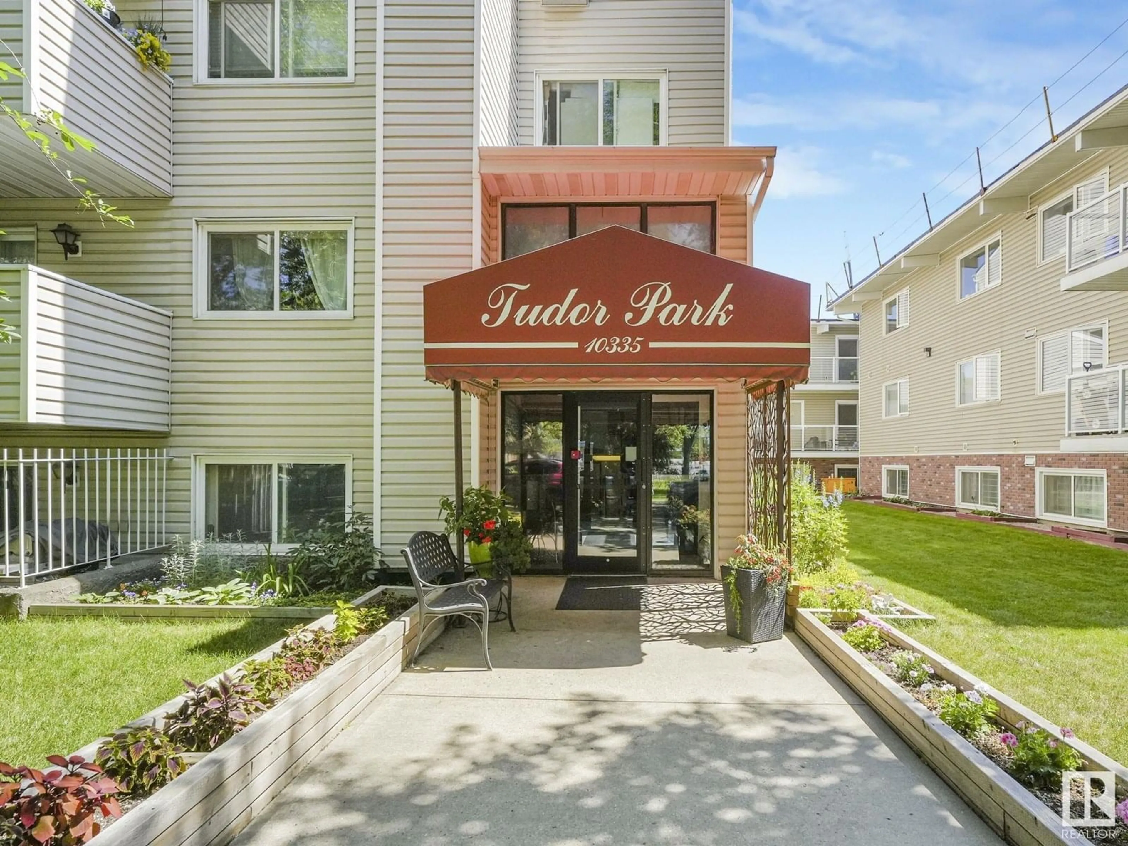 Indoor entryway for #402 - 10335 118 ST, Edmonton Alberta T5K1Y6