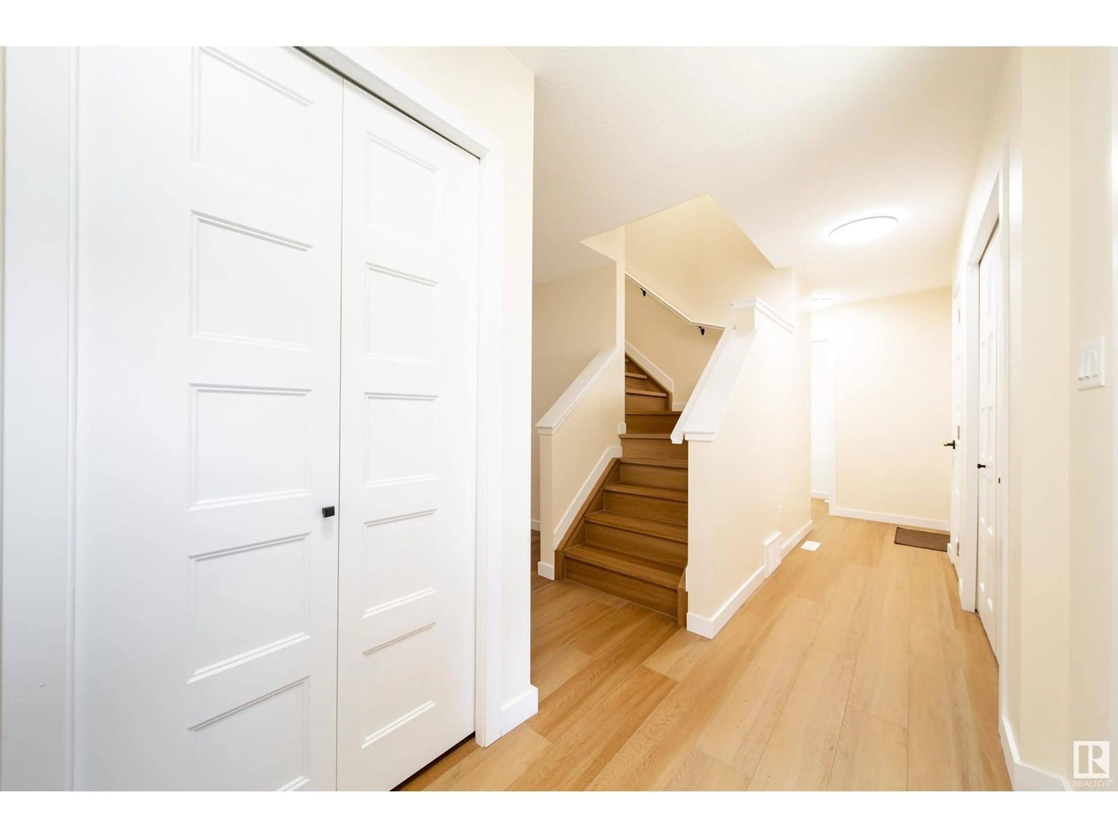 Indoor entryway for 2018 GARNETT WY, Edmonton Alberta T5T6R1