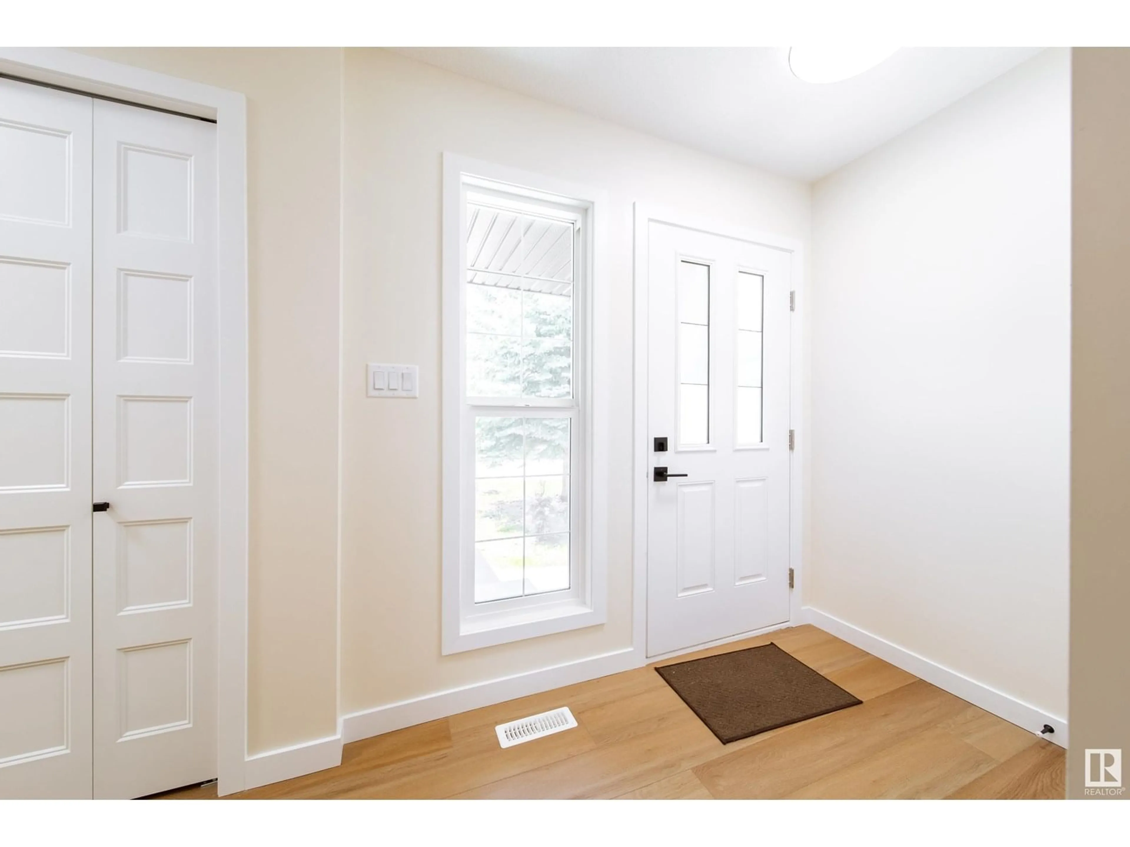 Indoor entryway for 2018 GARNETT WY, Edmonton Alberta T5T6R1