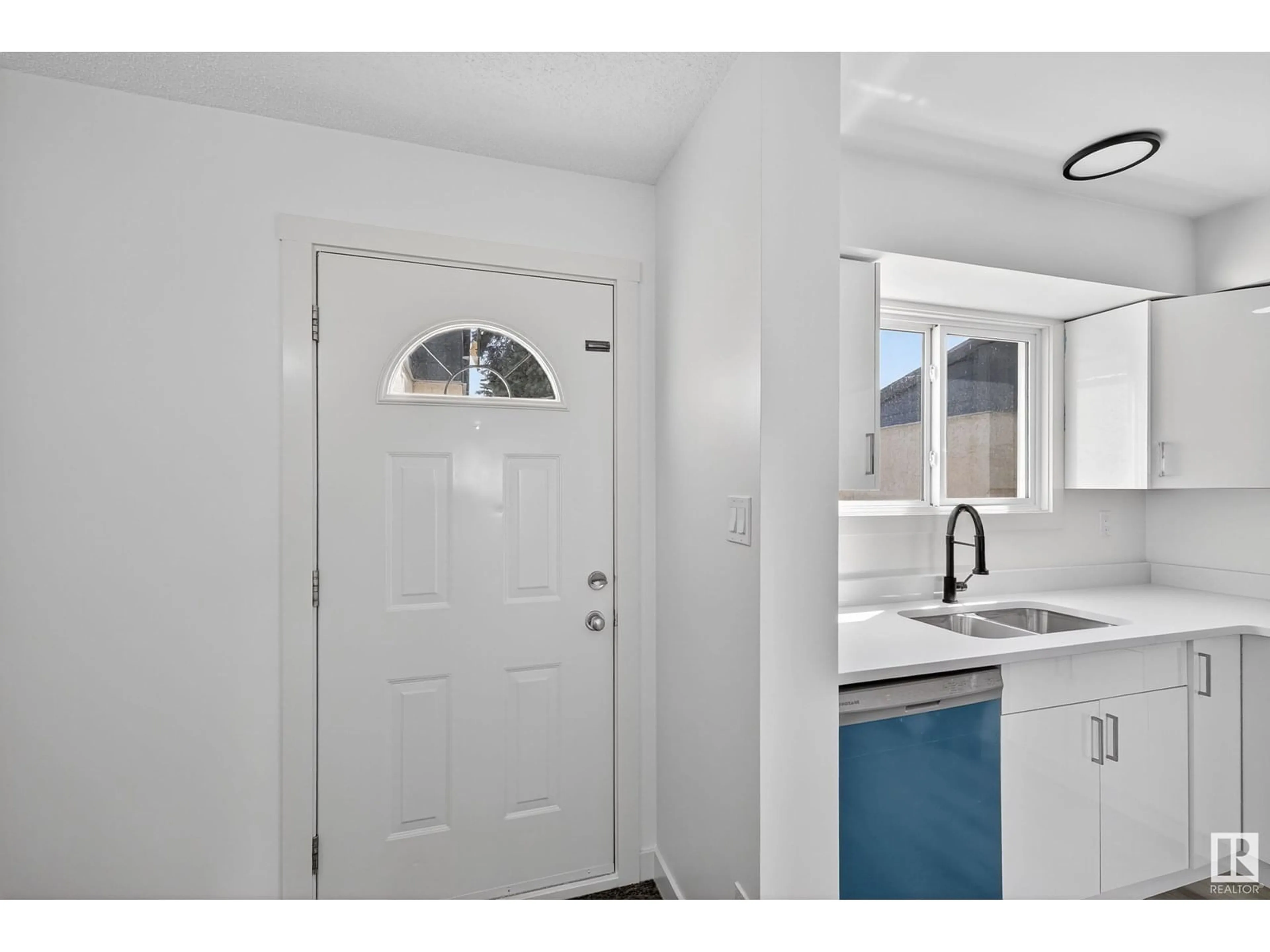 Indoor entryway for 17136 100 ST, Edmonton Alberta T5X5H3