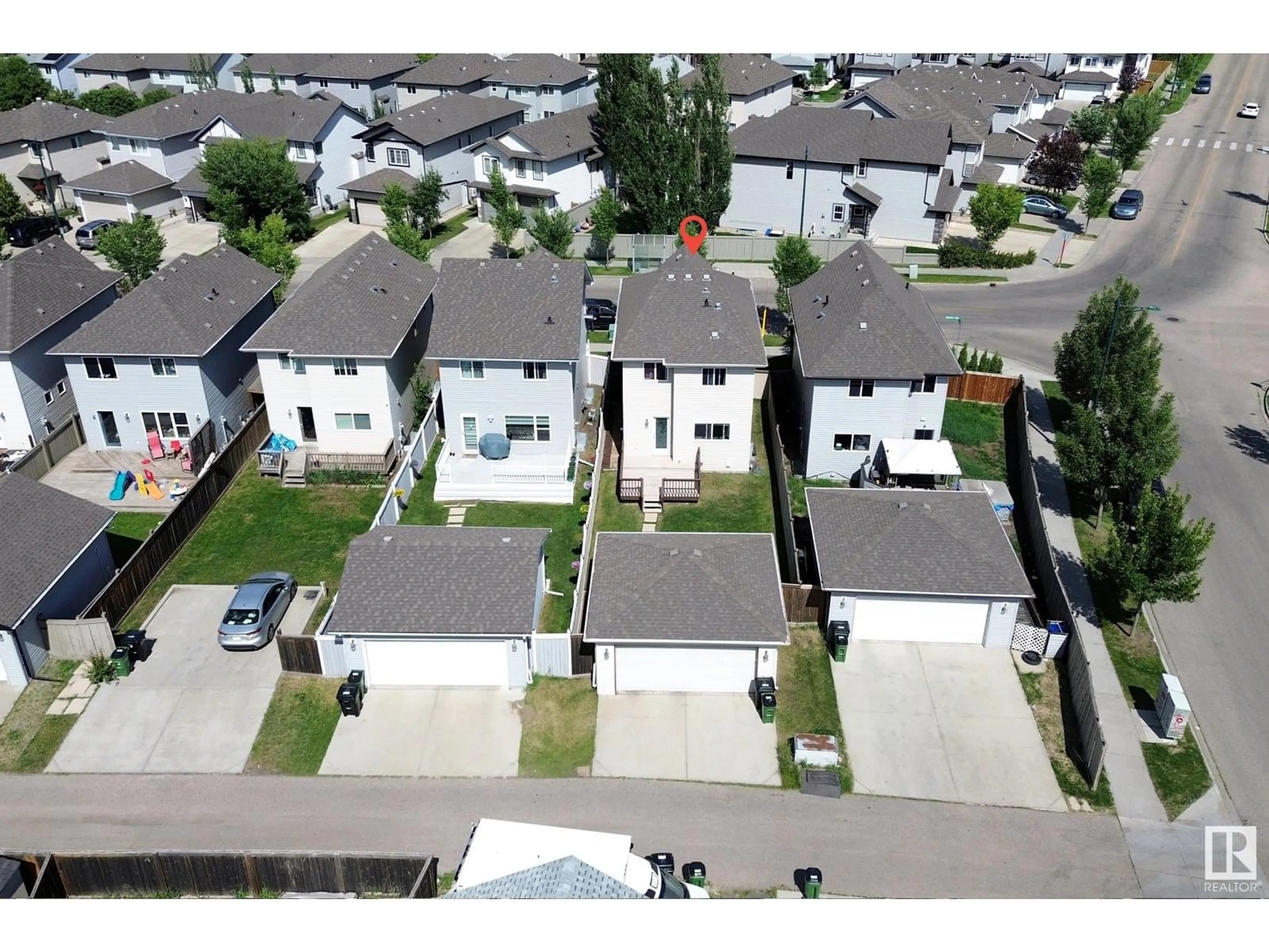 A pic from outside/outdoor area/front of a property/back of a property/a pic from drone, street for 606 TAMARACK RD, Edmonton Alberta T6T0M8