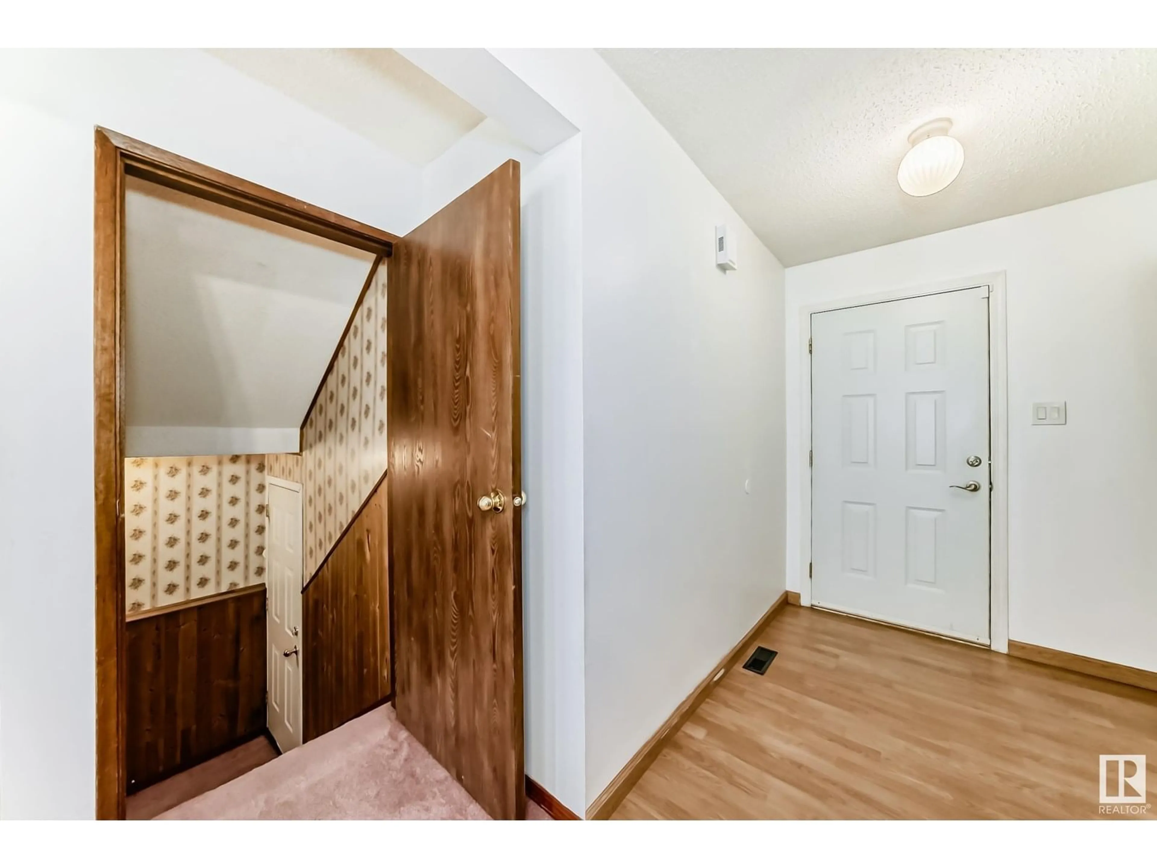 Indoor entryway for 94 LORELEI CL, Edmonton Alberta T5X2E7
