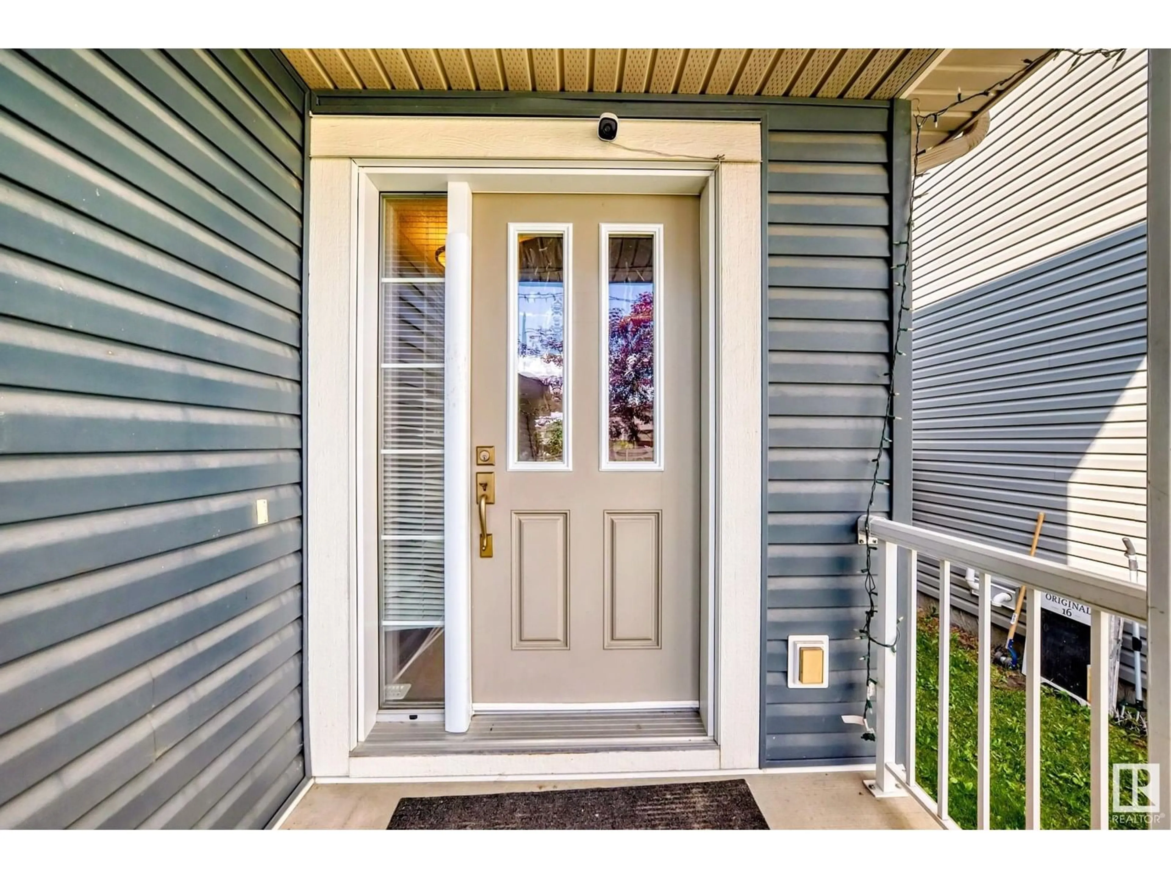 Indoor entryway for 3320 20 AV, Edmonton Alberta T6T0L4