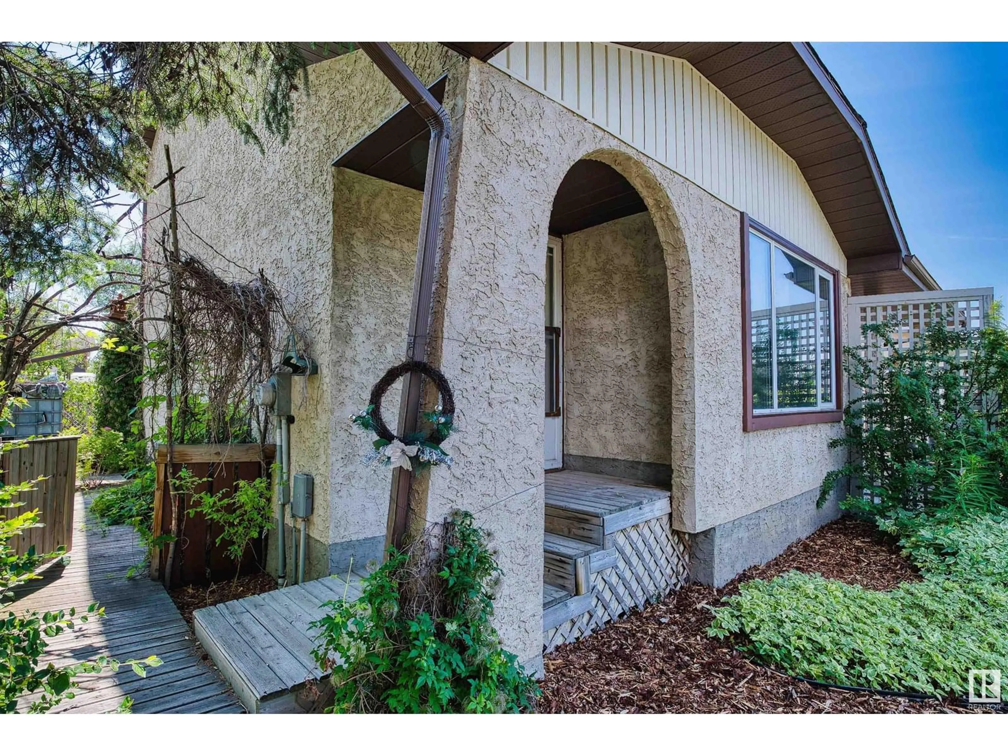 Indoor entryway for 11135 26 AV, Edmonton Alberta T6J5M7