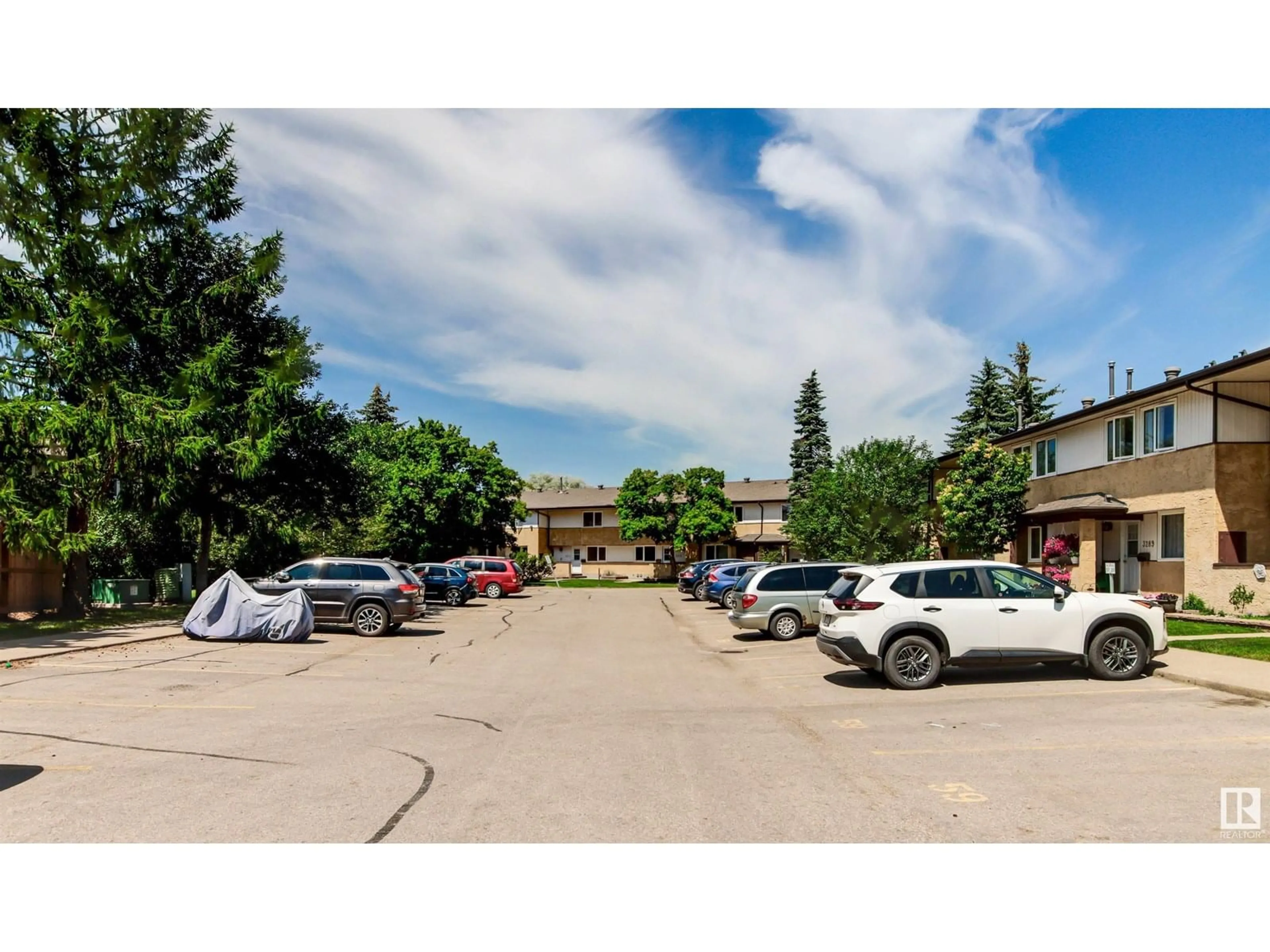 Parking for 3315 139 AV, Edmonton Alberta T5Y1T2