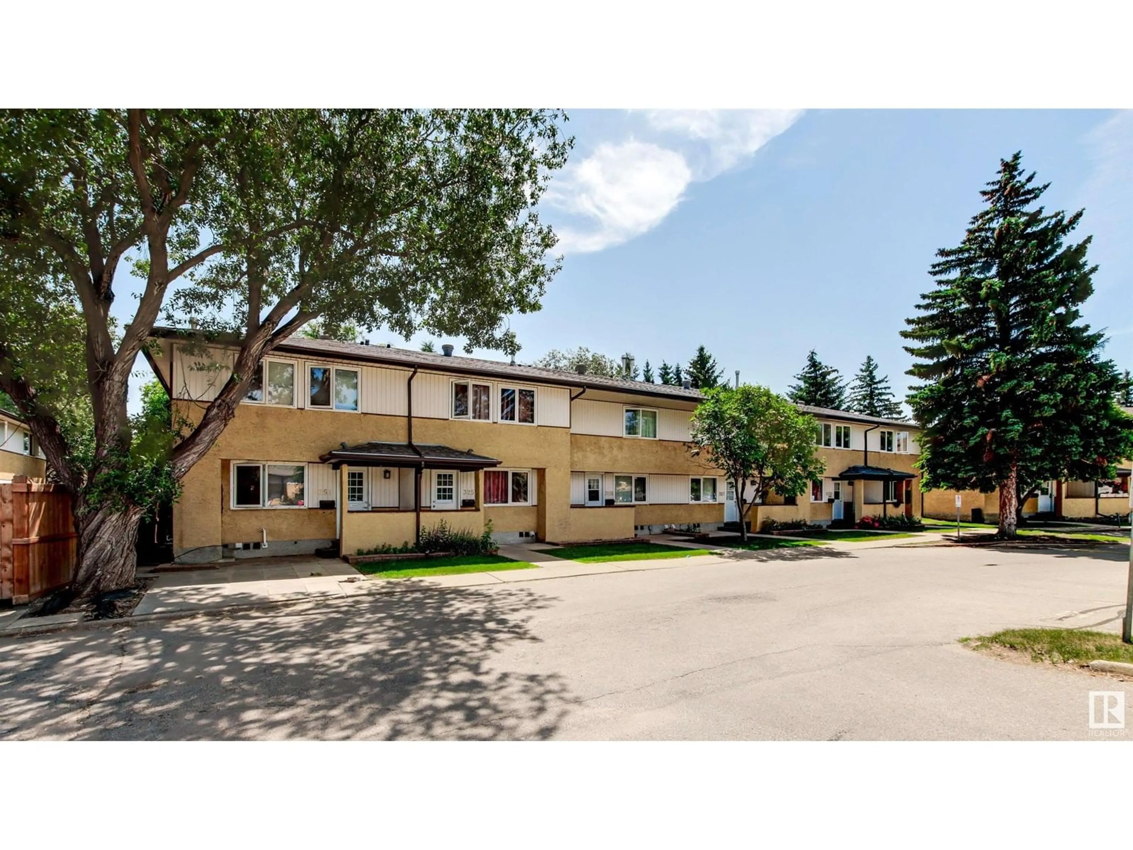 Patio, unknown for 3315 139 AV, Edmonton Alberta T5Y1T2