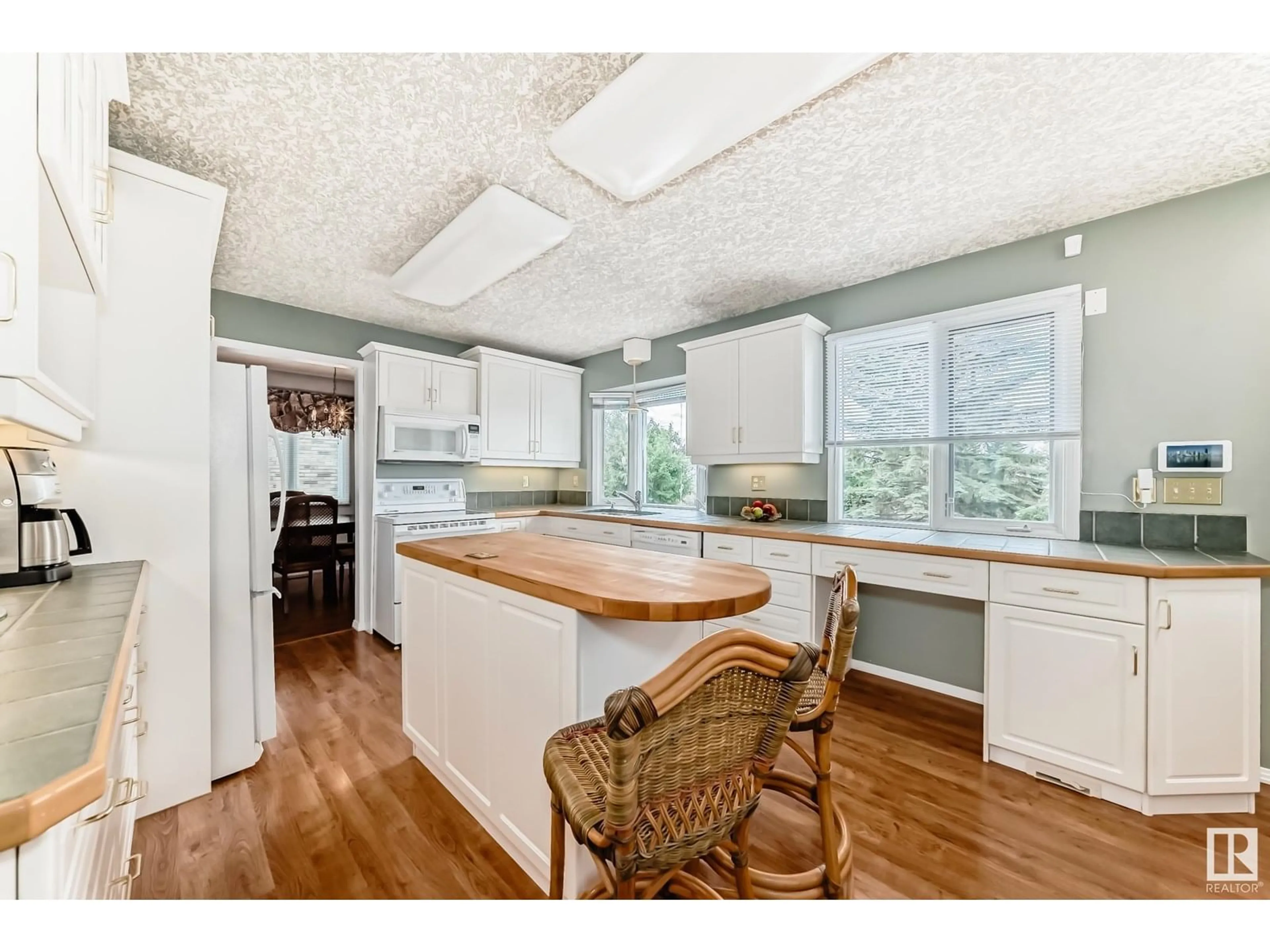 Open concept kitchen, wood/laminate floor for 274 WOODVALE RD, Edmonton Alberta T6L1P6