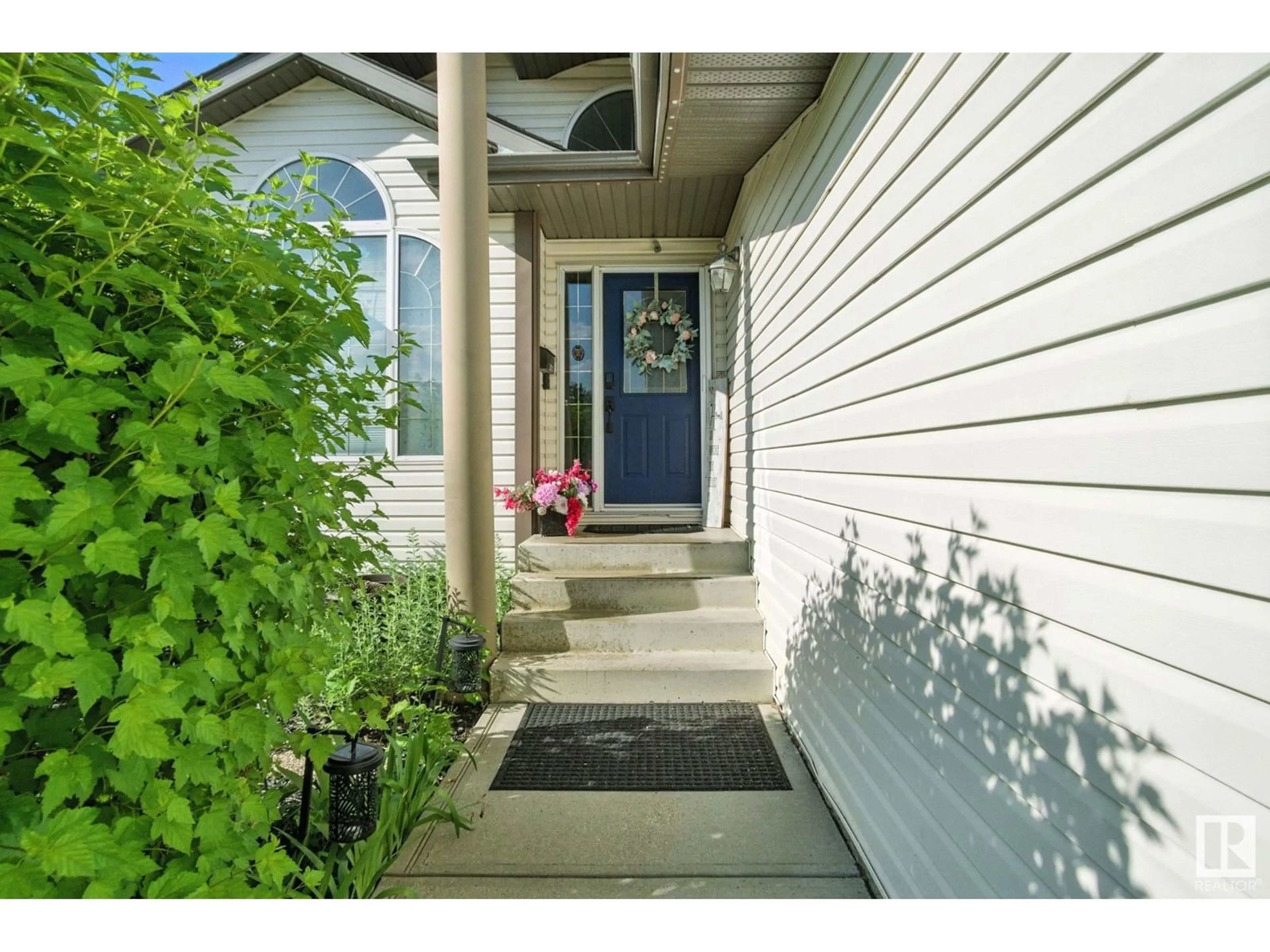 Indoor entryway for 504 HIGHLAND DR, Sherwood Park Alberta T8A6E3