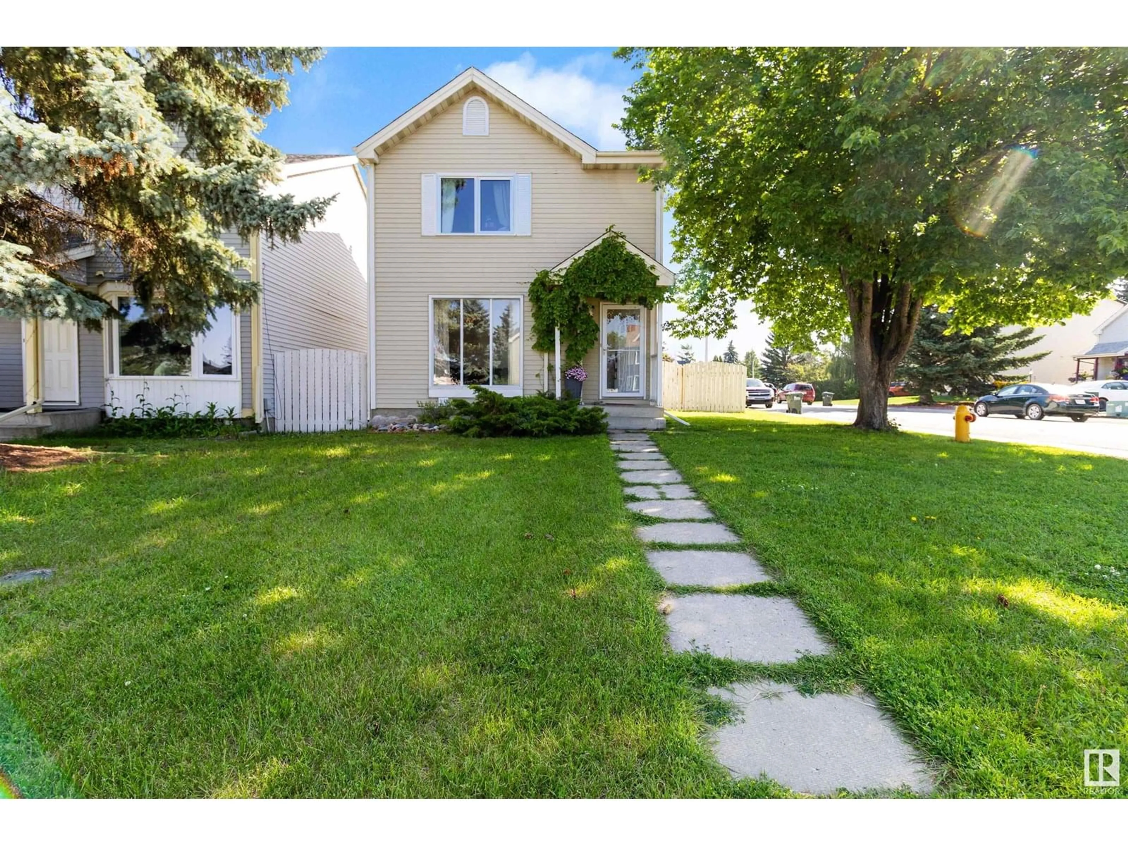 A pic from outside/outdoor area/front of a property/back of a property/a pic from drone, street for 290 VANTAGE LN, Sherwood Park Alberta T8A4J2