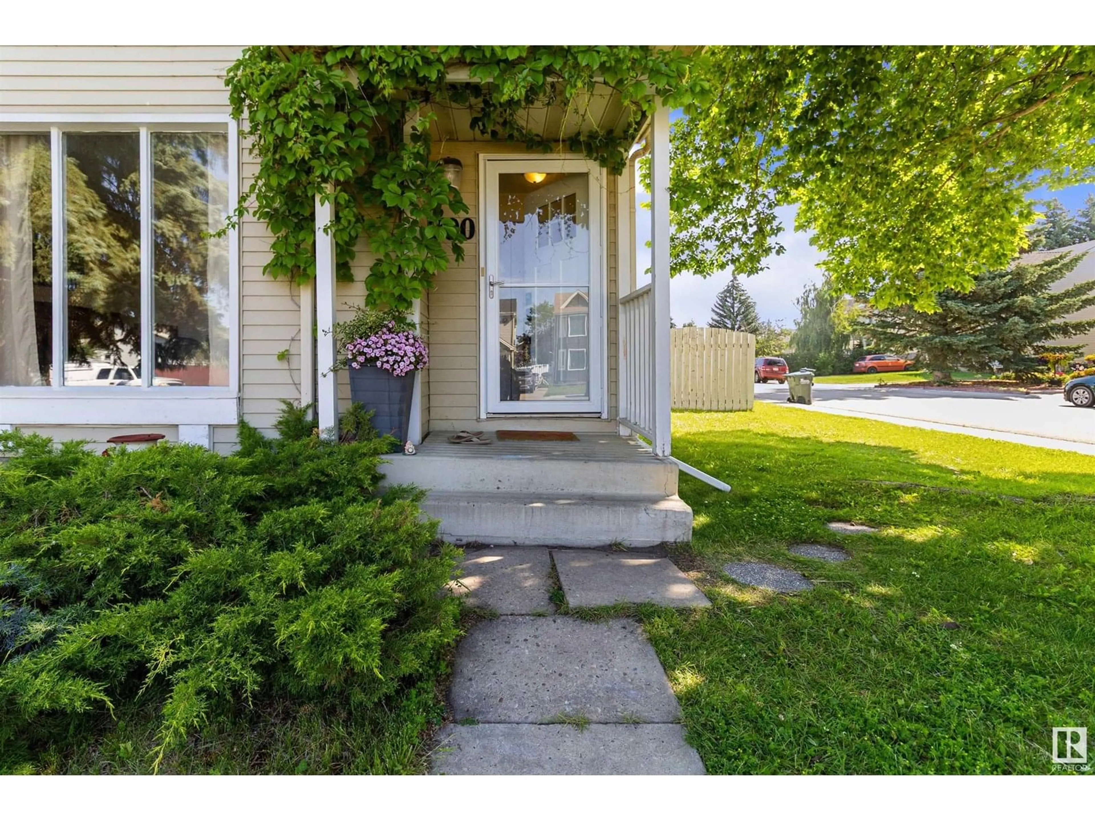 Indoor entryway for 290 VANTAGE LN, Sherwood Park Alberta T8A4J2