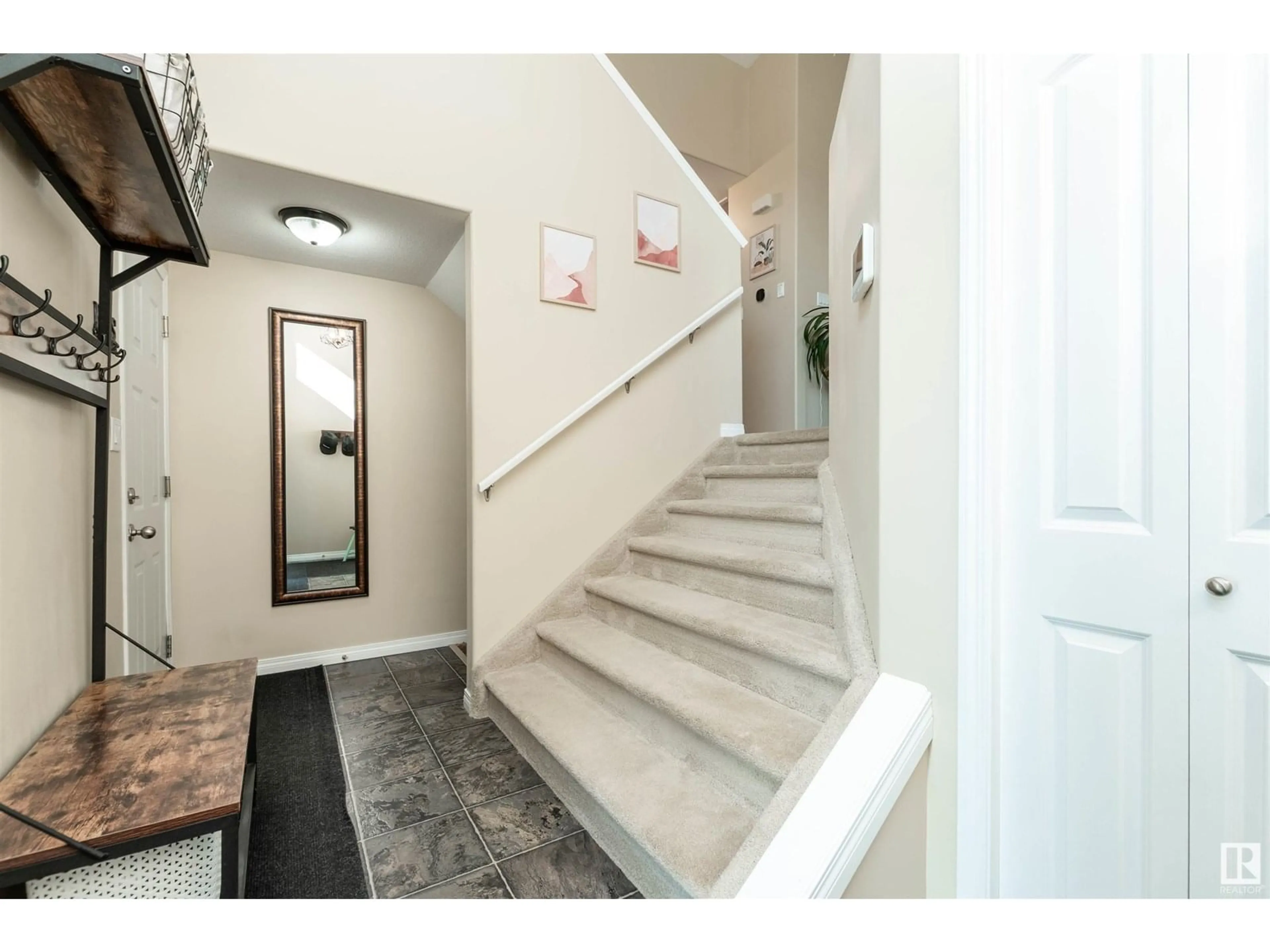 Indoor foyer for 112 4 AV, Hay Lakes Alberta T0B1W0