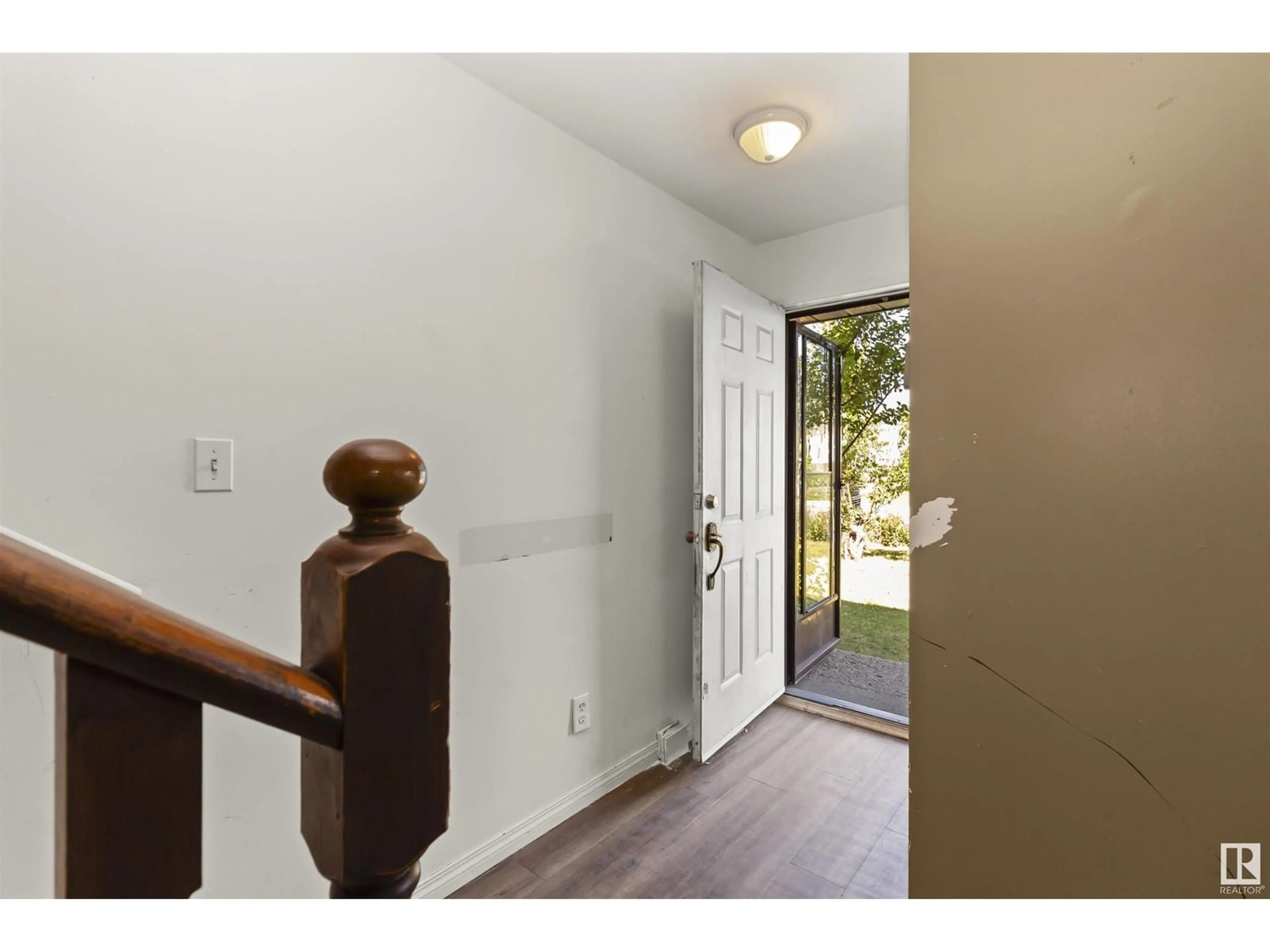Indoor entryway for 1310 54 ST, Edmonton Alberta T6L3P4
