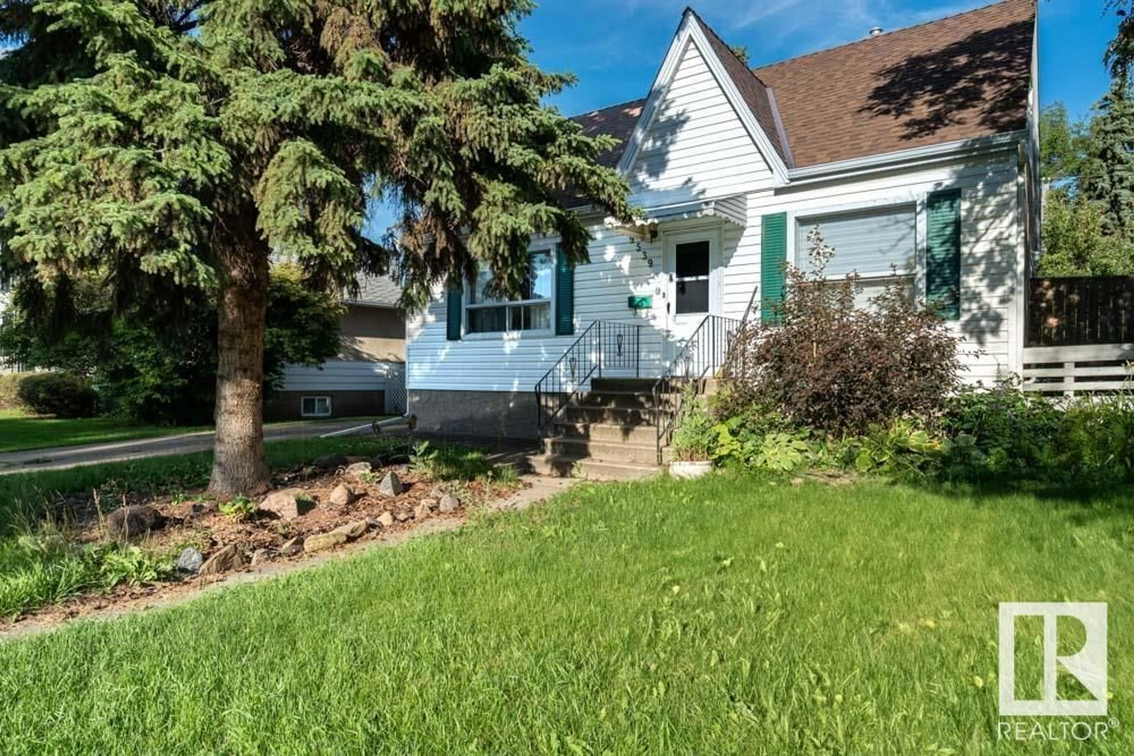 Home with vinyl exterior material, street for 9539 85 ST, Edmonton Alberta T6C3E1