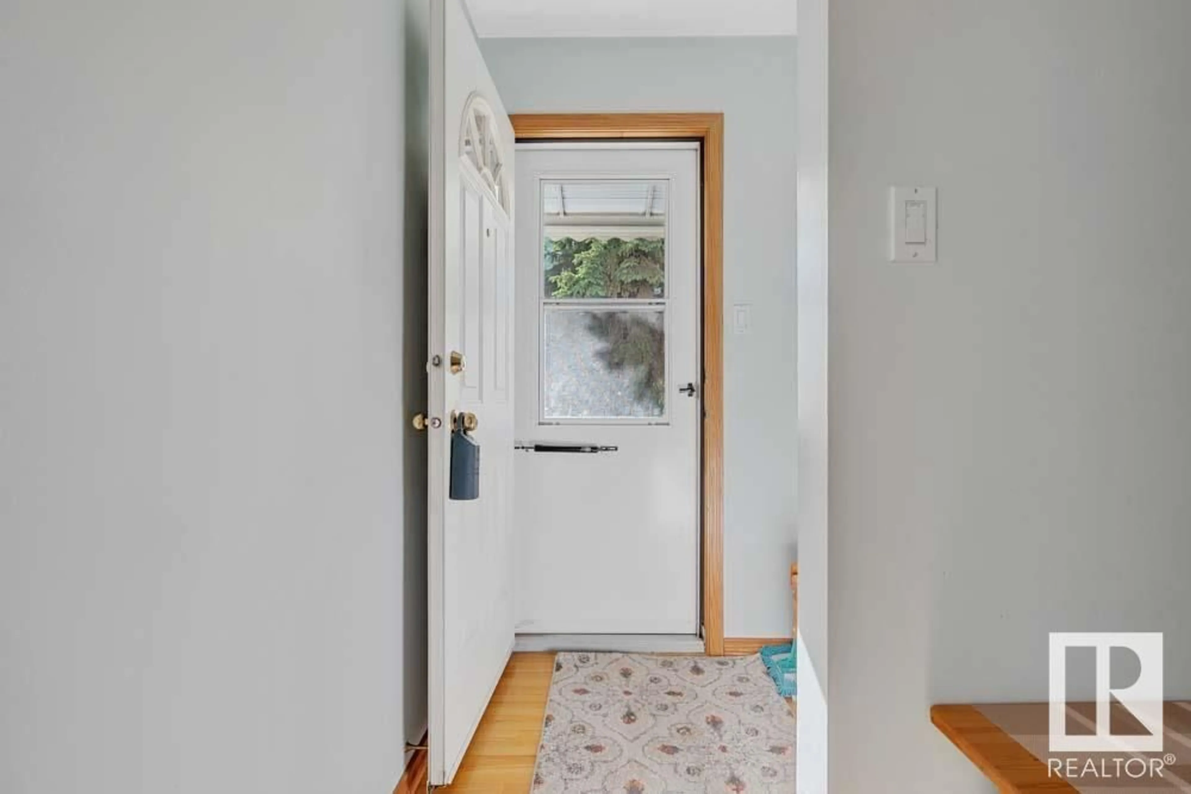Indoor entryway for 9539 85 ST, Edmonton Alberta T6C3E1