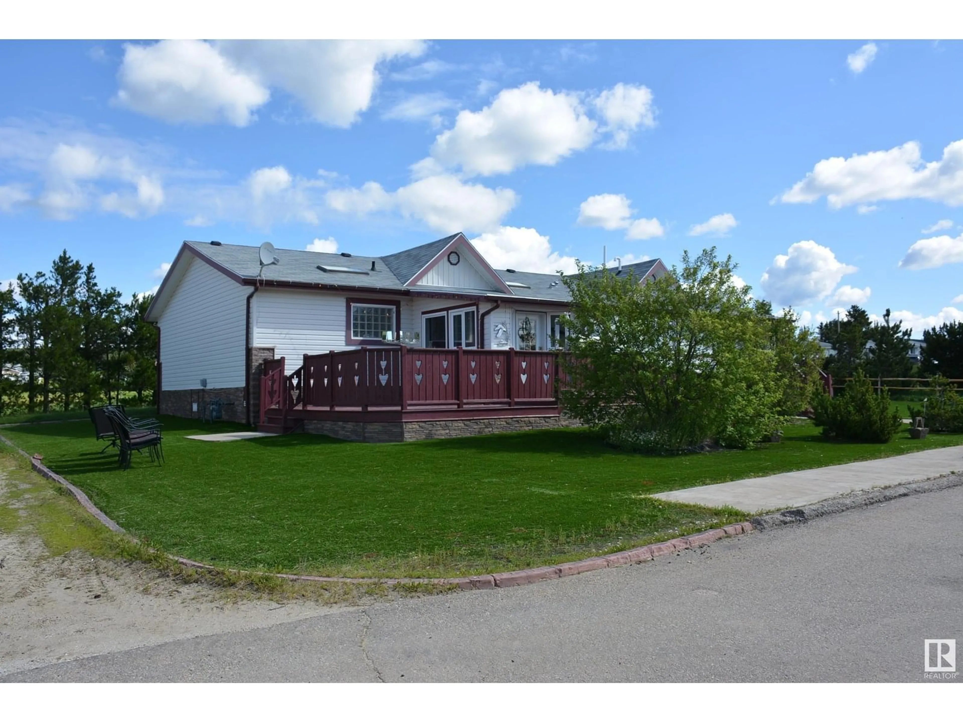 A pic from outside/outdoor area/front of a property/back of a property/a pic from drone, building for 5044 & 5052 NORTH AV, Swan Hills Alberta T0G2C0