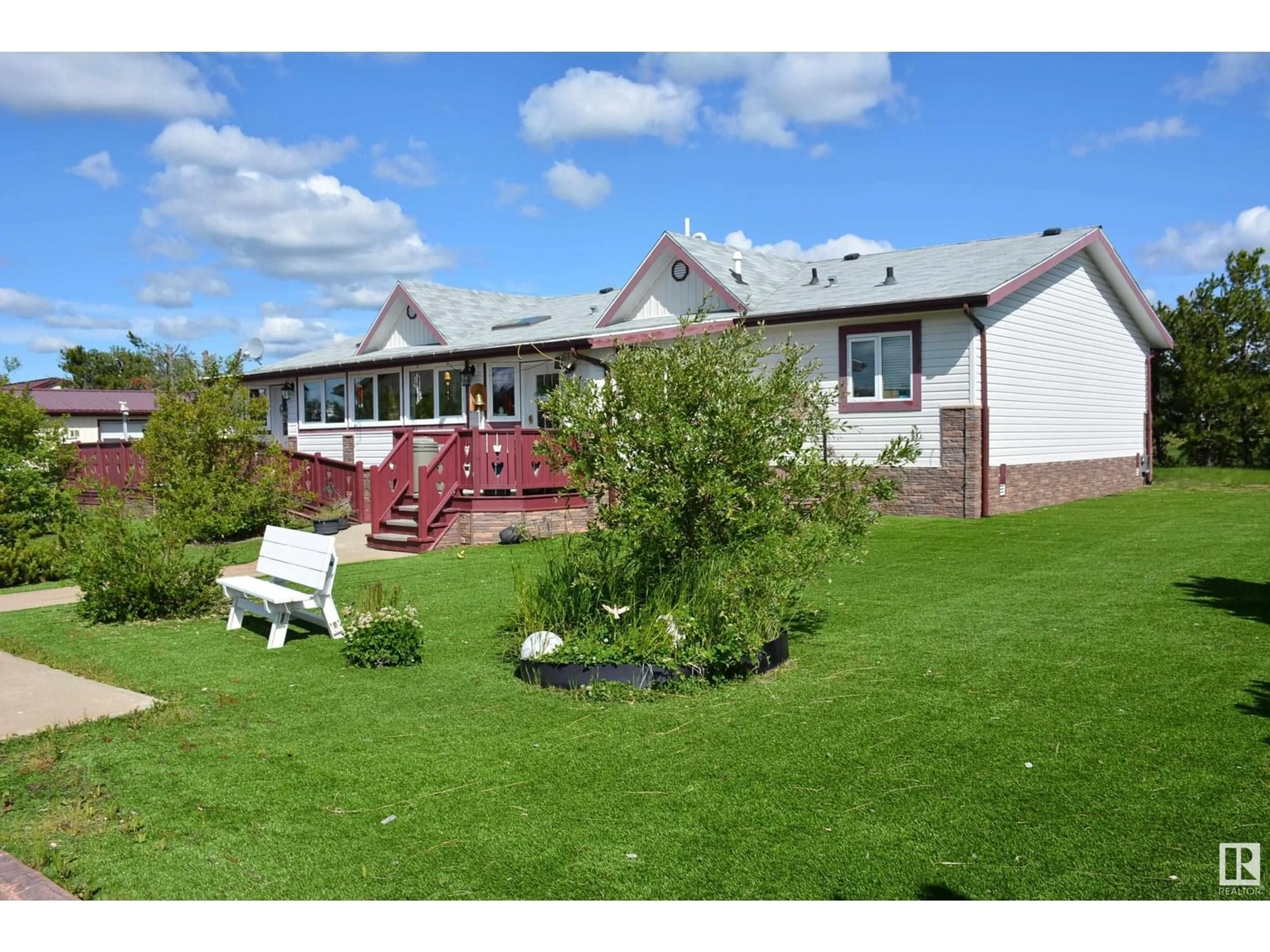 A pic from outside/outdoor area/front of a property/back of a property/a pic from drone, unknown for 5044 & 5052 NORTH AV, Swan Hills Alberta T0G2C0