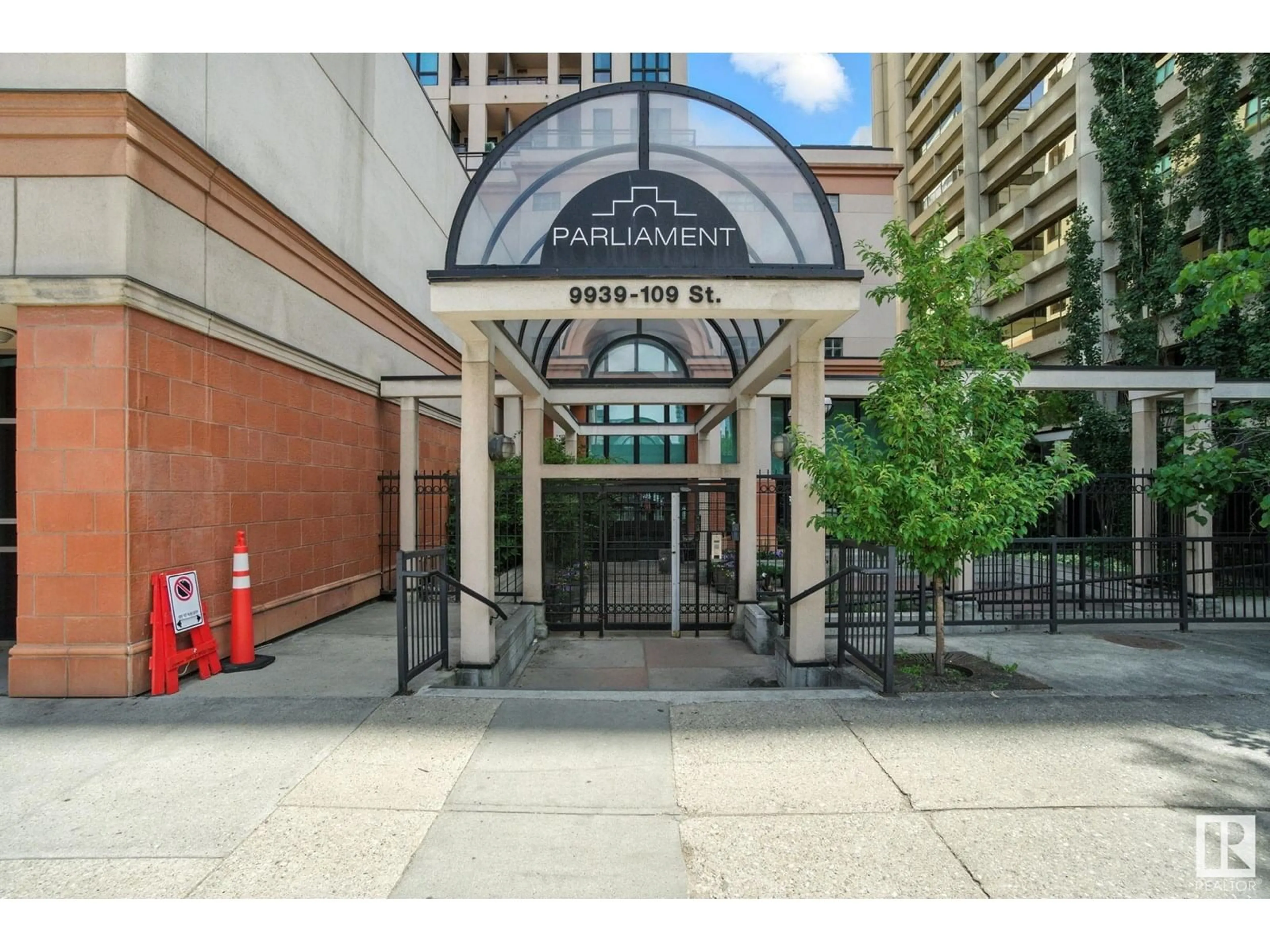 Indoor foyer for 1008 109 ST, Edmonton Alberta T5K1H6