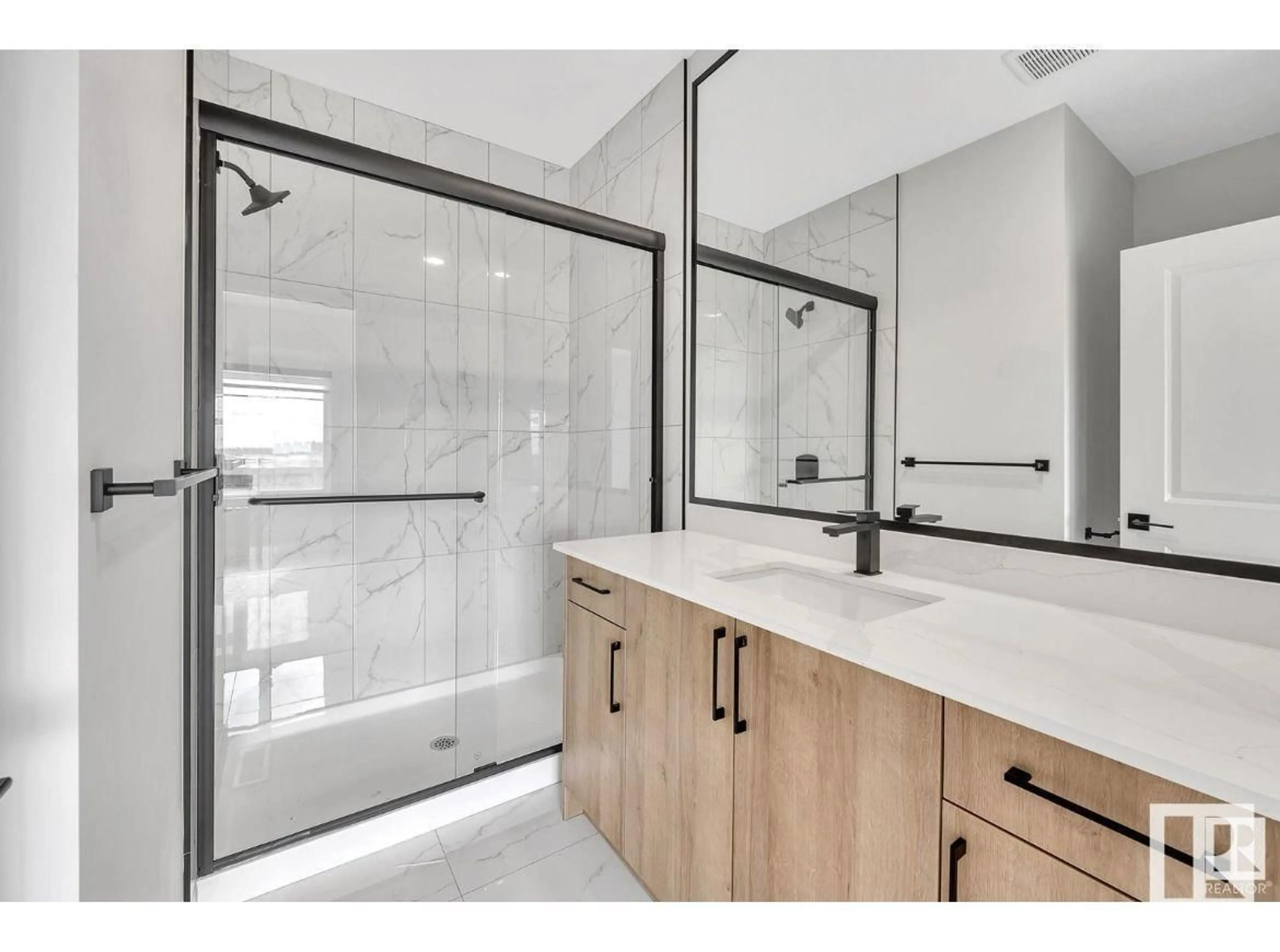 Contemporary bathroom, ceramic/tile floor for 428 CRYSAL CREEK LI, Leduc Alberta T9E1N3