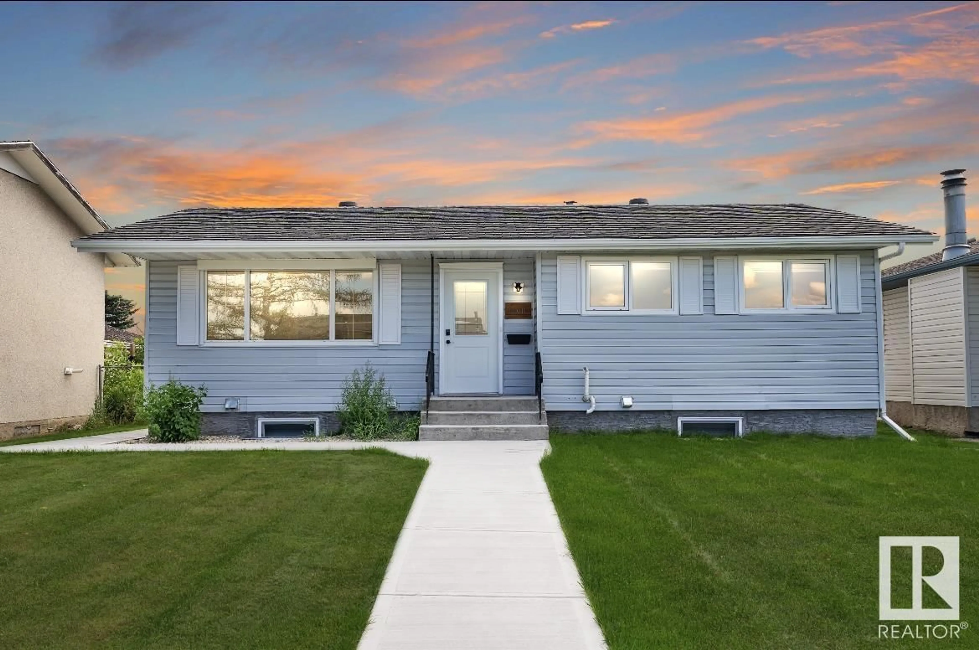 Home with vinyl exterior material, street for NW - 14011 95 ST, Edmonton Alberta T5E3Y6