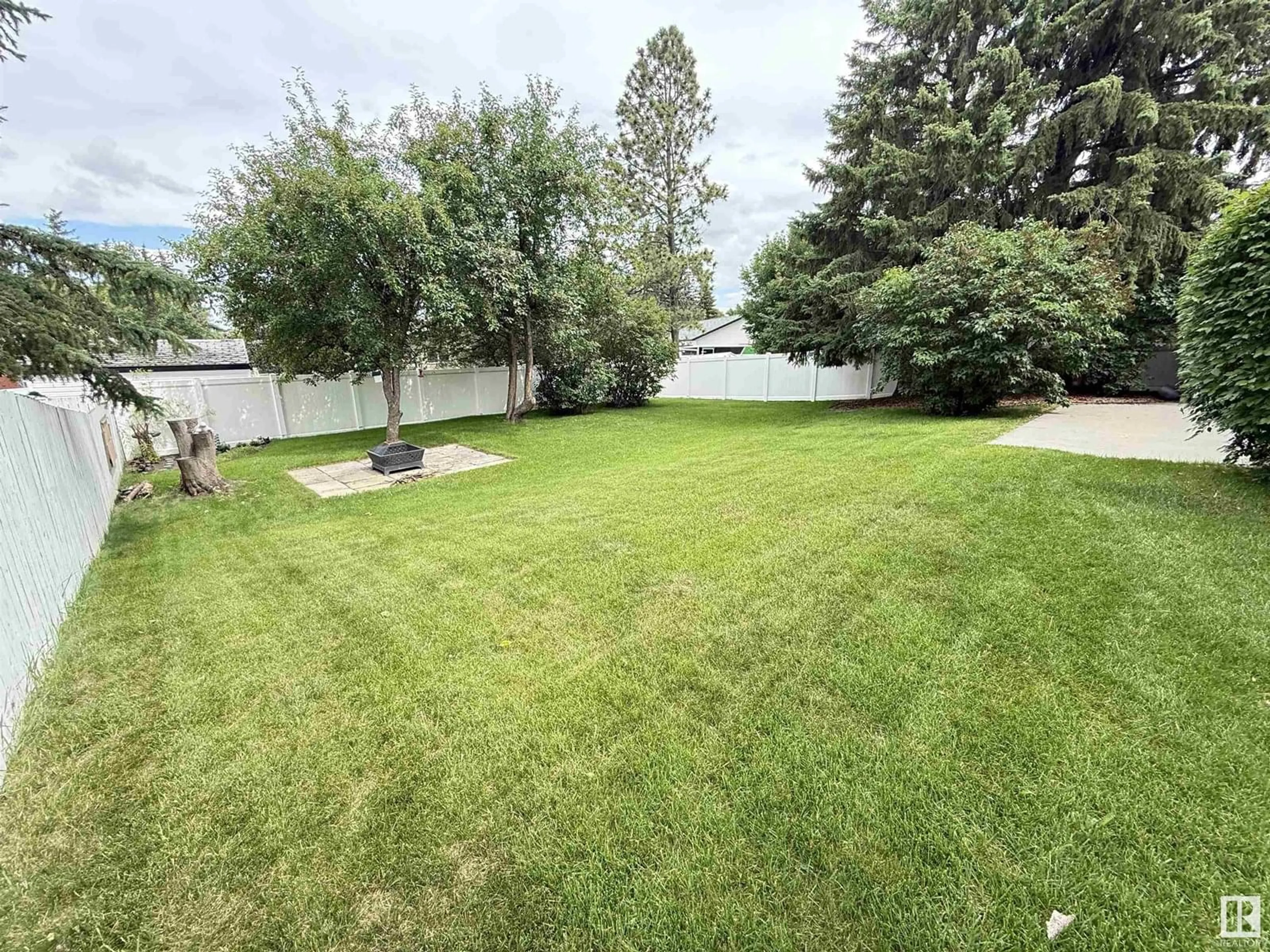 A pic from outside/outdoor area/front of a property/back of a property/a pic from drone, water/lake/river/ocean view for 24 STARLING DR, Sherwood Park Alberta T8A0A7