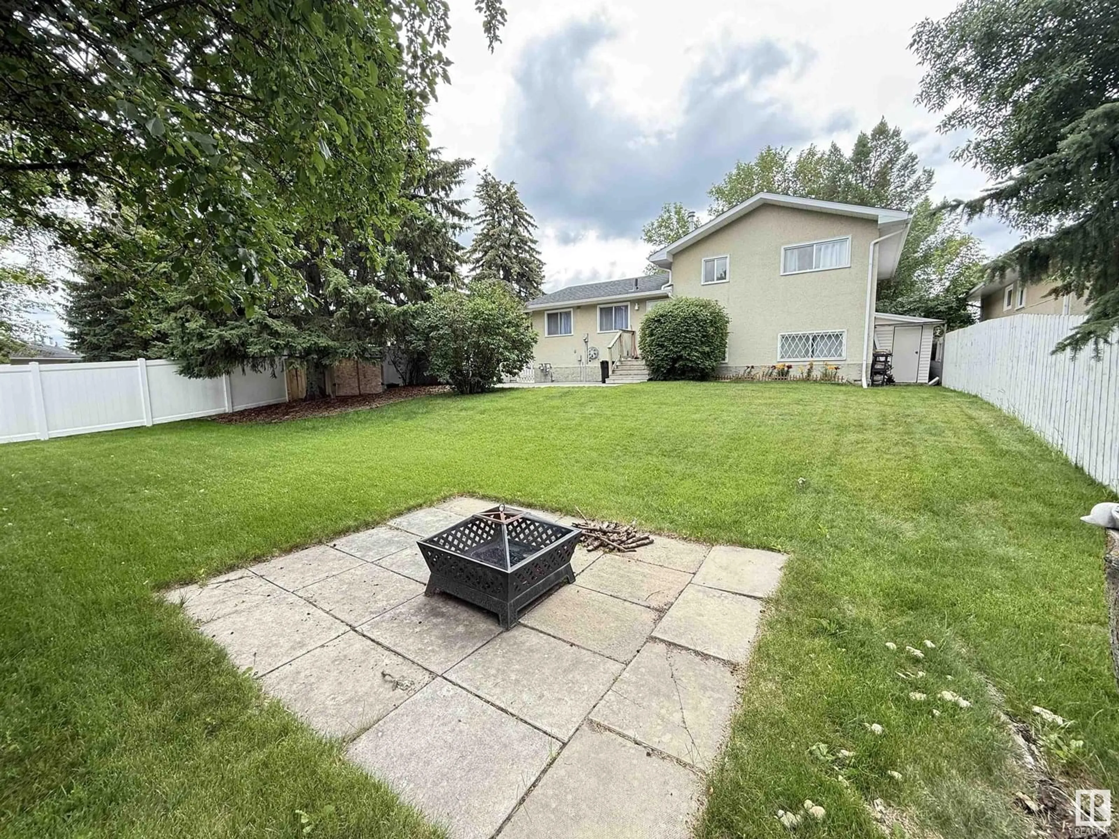 Patio, street for 24 STARLING DR, Sherwood Park Alberta T8A0A7