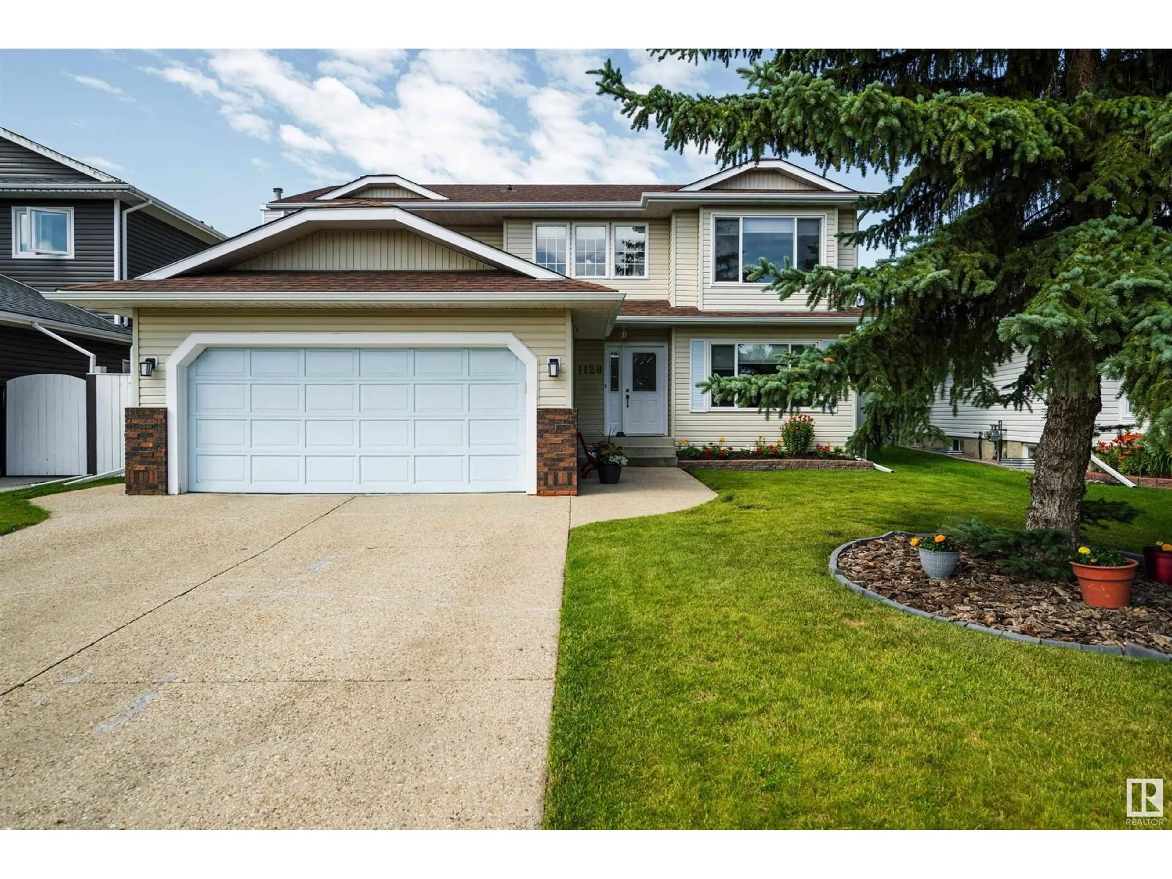 Home with vinyl exterior material, street for 1128 112 ST, Edmonton Alberta T6J6R8