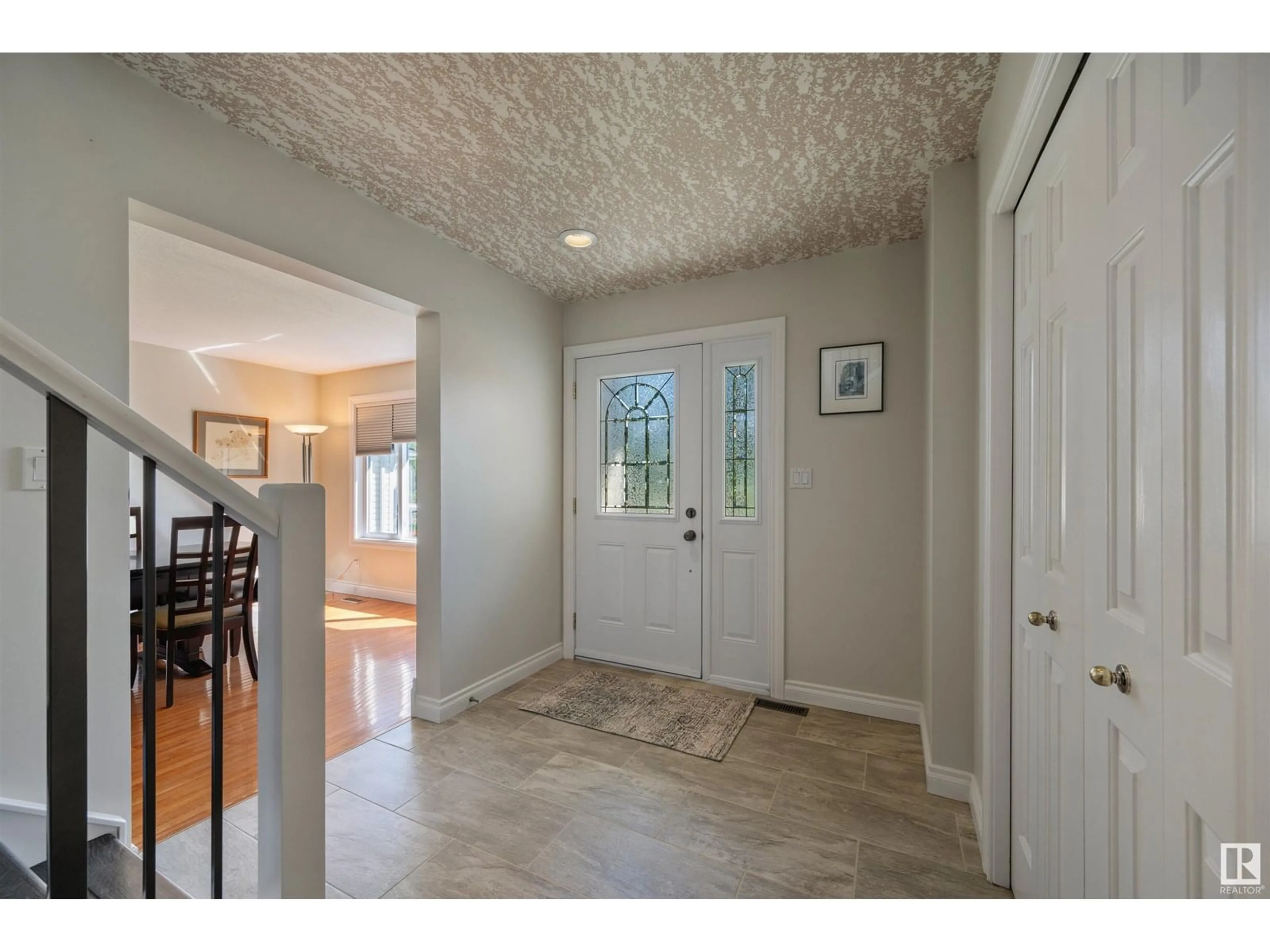 Indoor entryway for 1128 112 ST, Edmonton Alberta T6J6R8