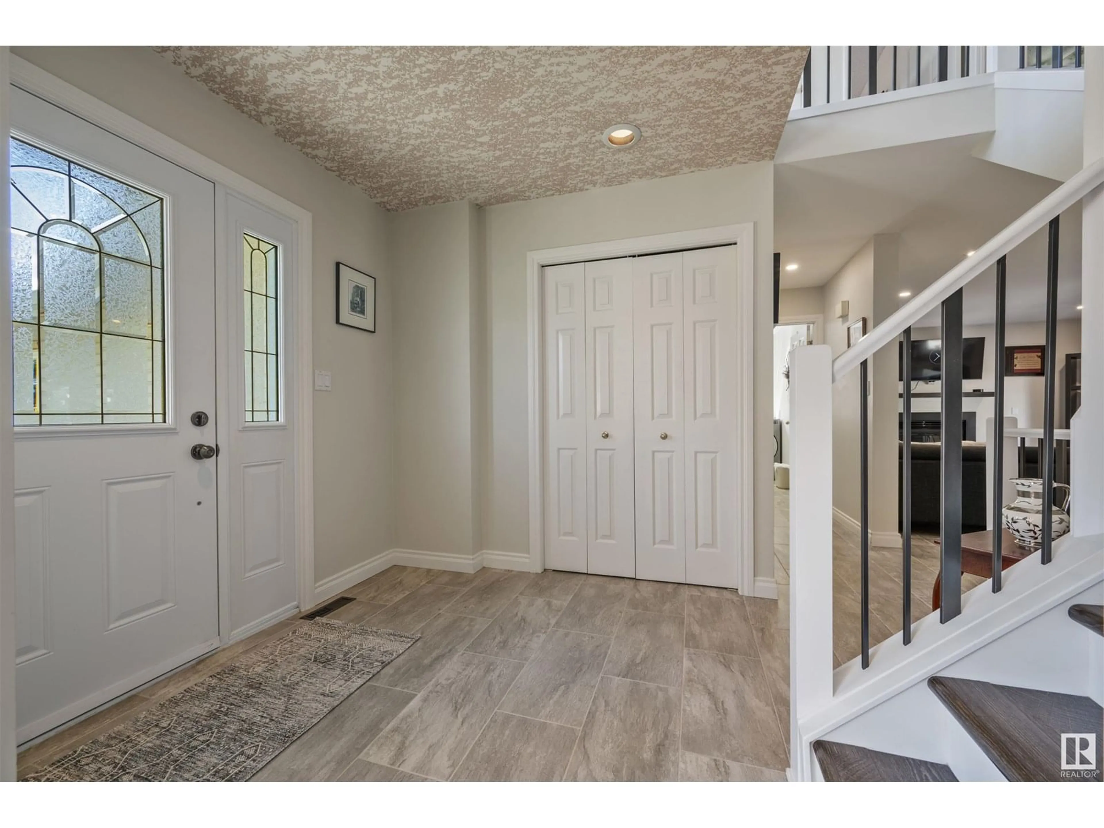 Indoor entryway for 1128 112 ST, Edmonton Alberta T6J6R8