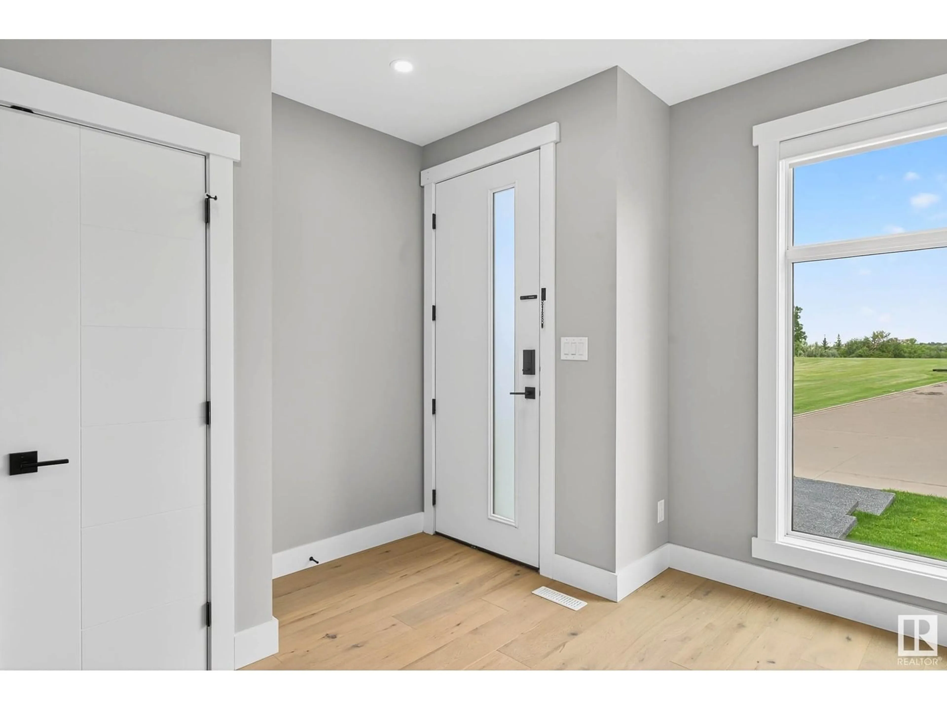 Indoor entryway for 8805 STRATHEARN DR, Edmonton Alberta T6C4C8