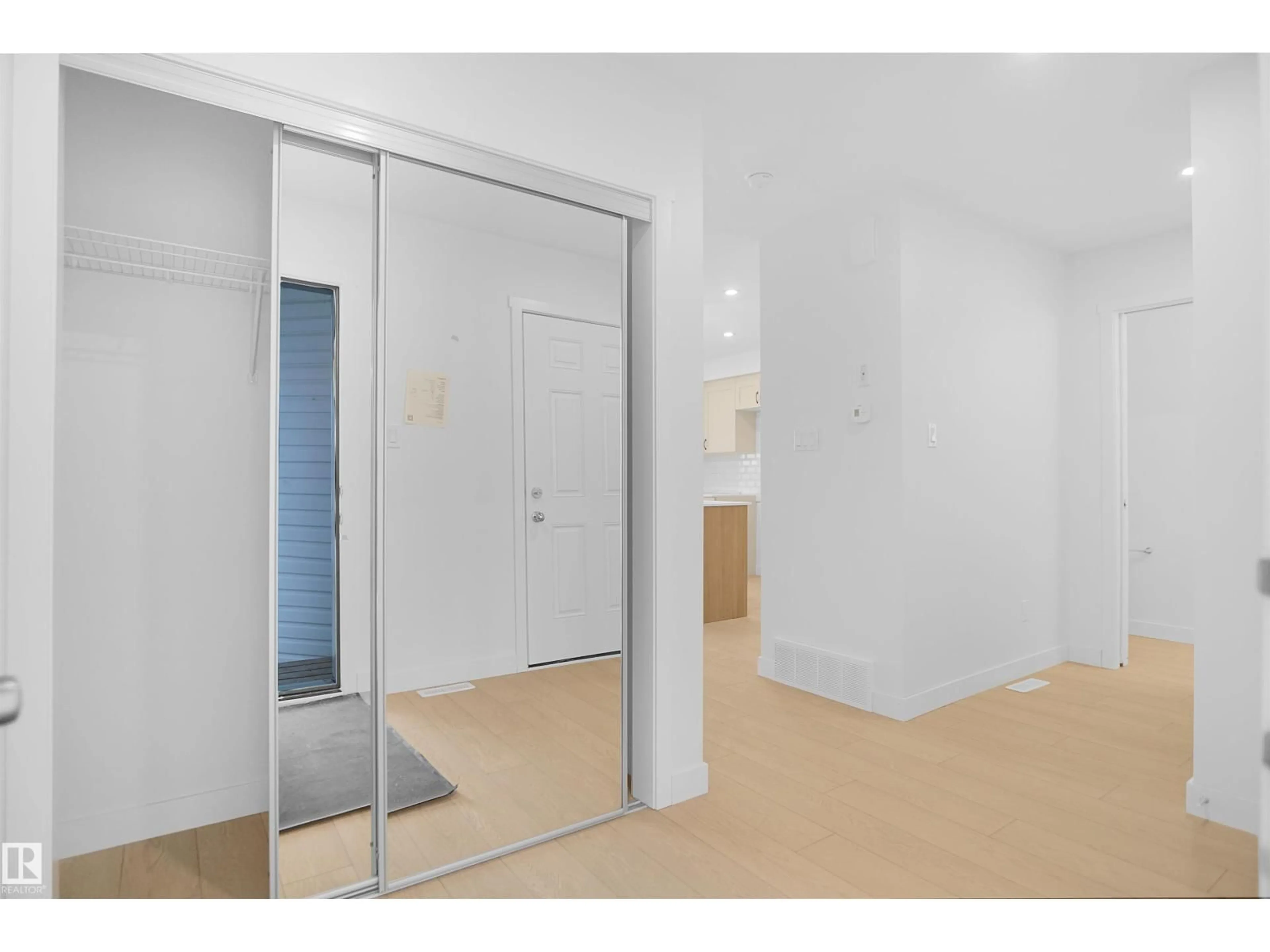 Unknown for 624 176 AV, Edmonton Alberta T5Y4G1