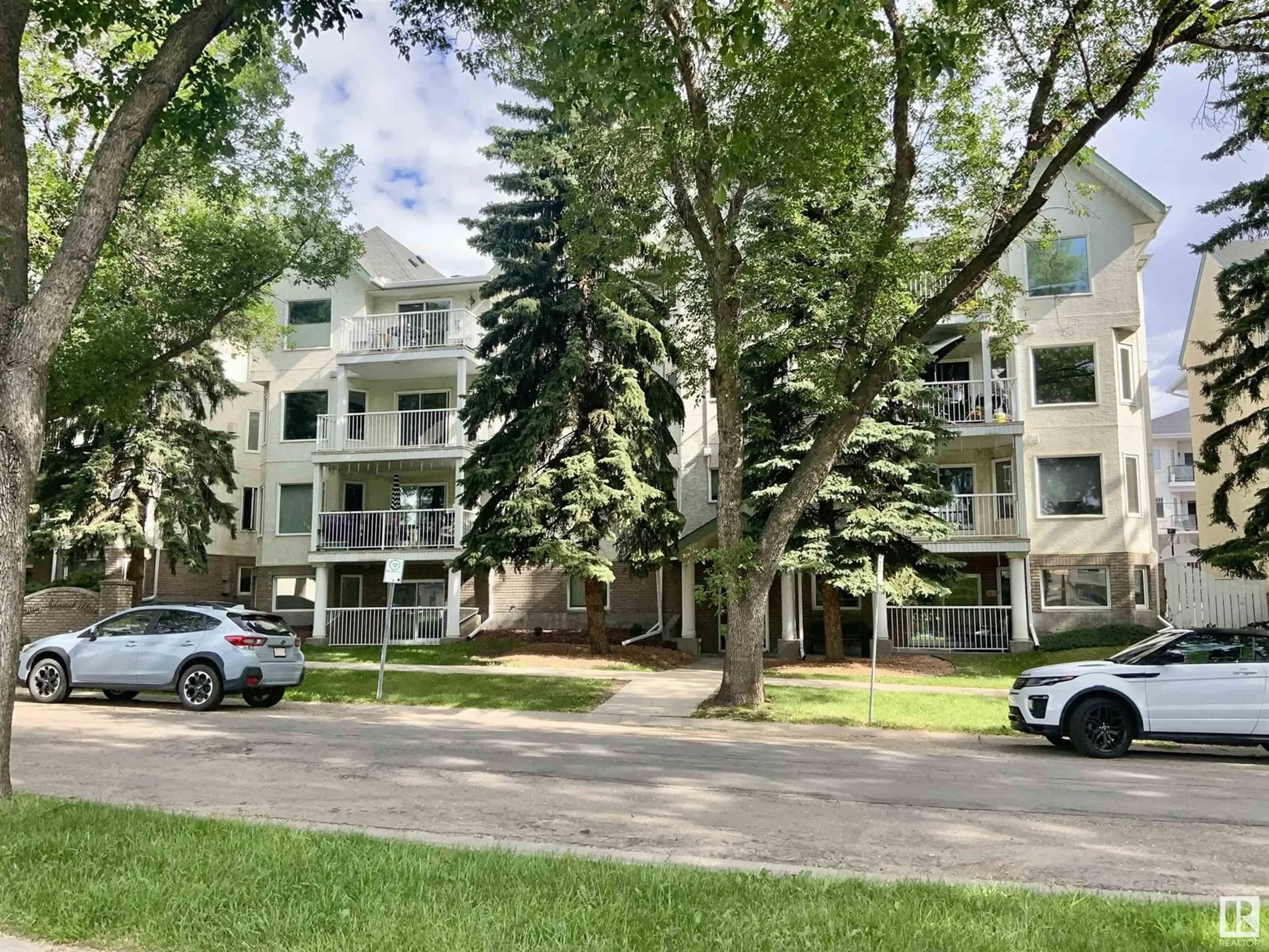 A pic from outside/outdoor area/front of a property/back of a property/a pic from drone, unknown for 34 9914 80 AV NW, Edmonton Alberta T6E6L6