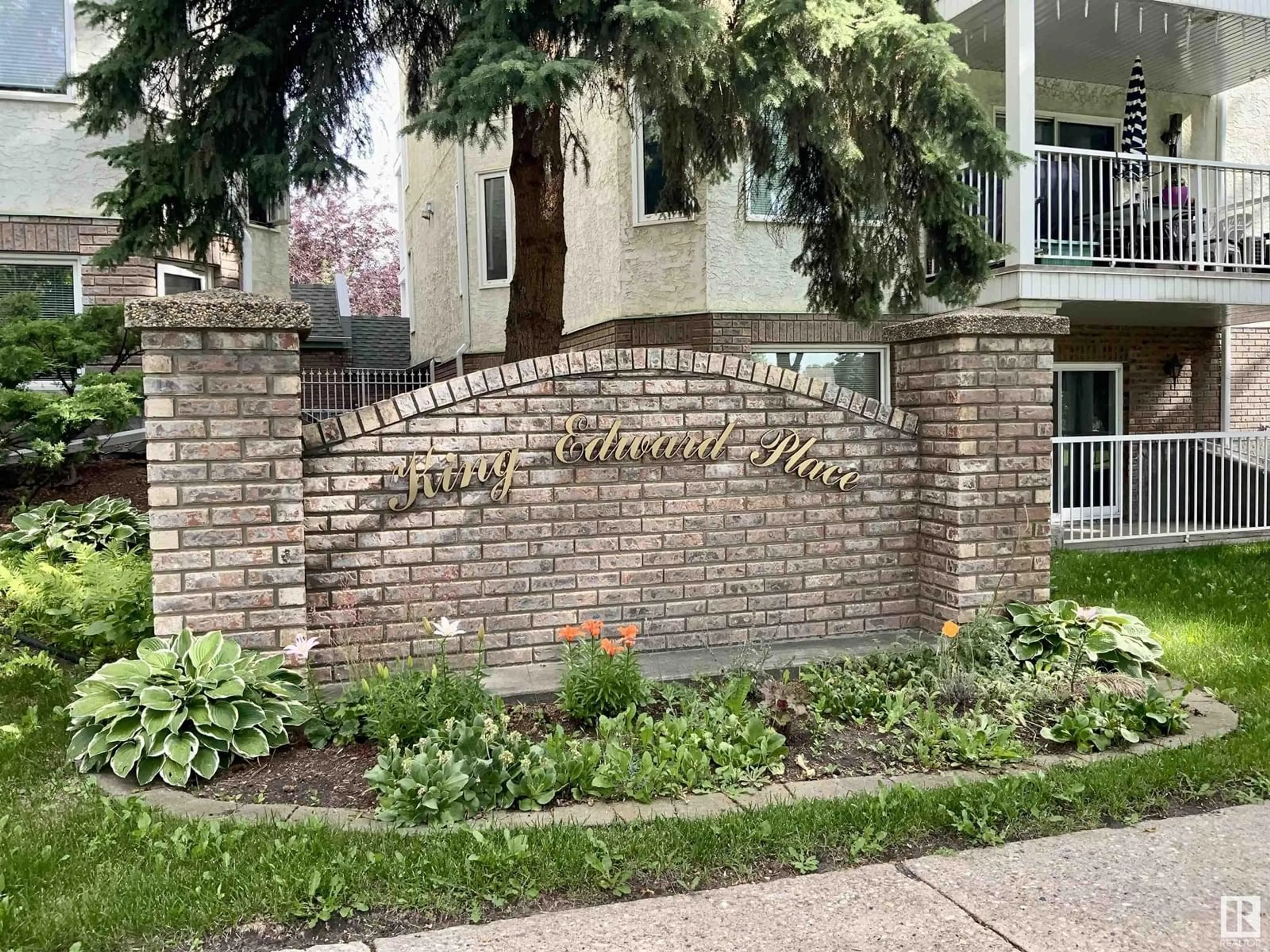 Indoor entryway for 34 9914 80 AV NW, Edmonton Alberta T6E6L6