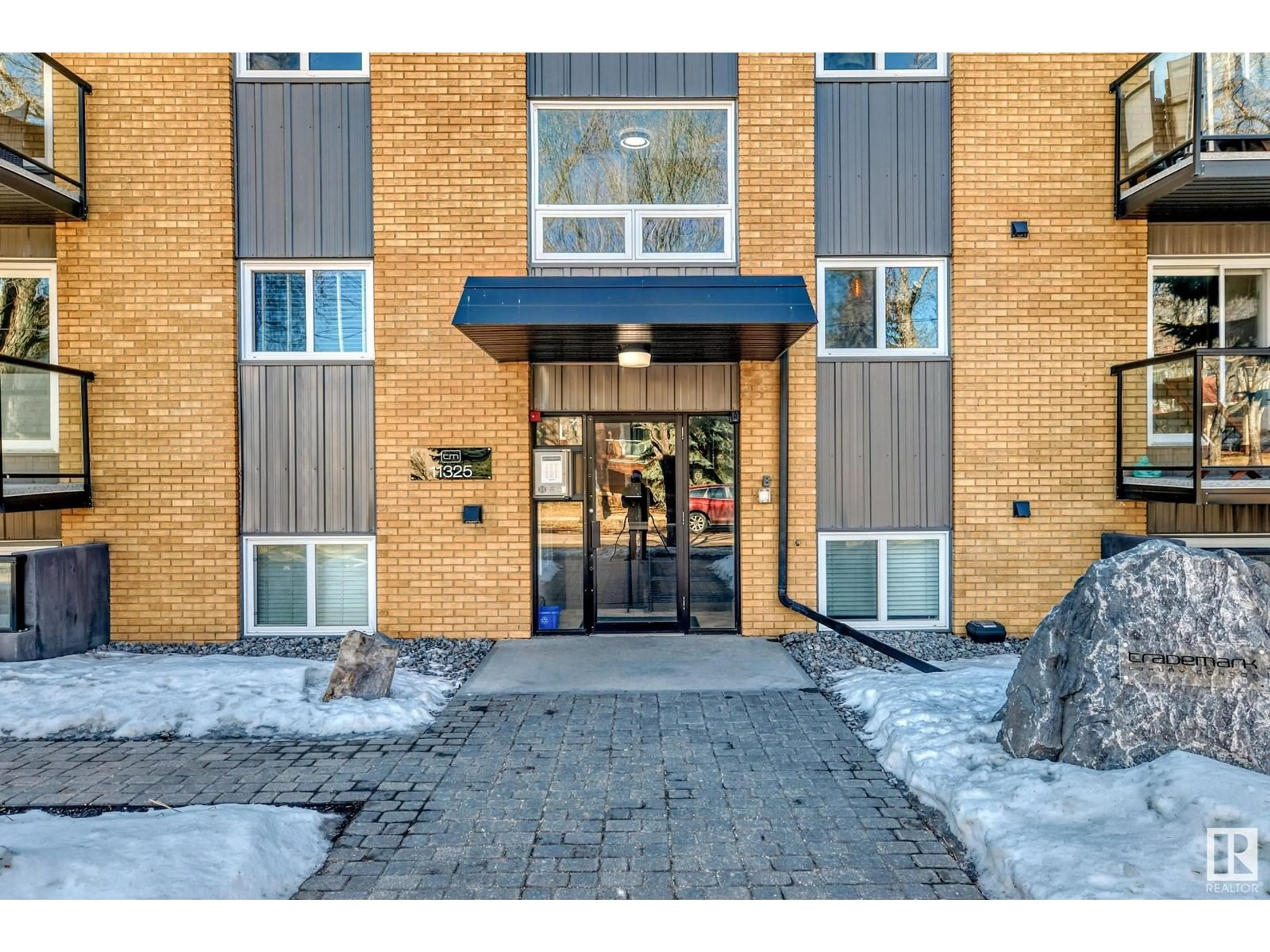 Indoor entryway for #102 - 11325 103 AV, Edmonton Alberta T5X0S3