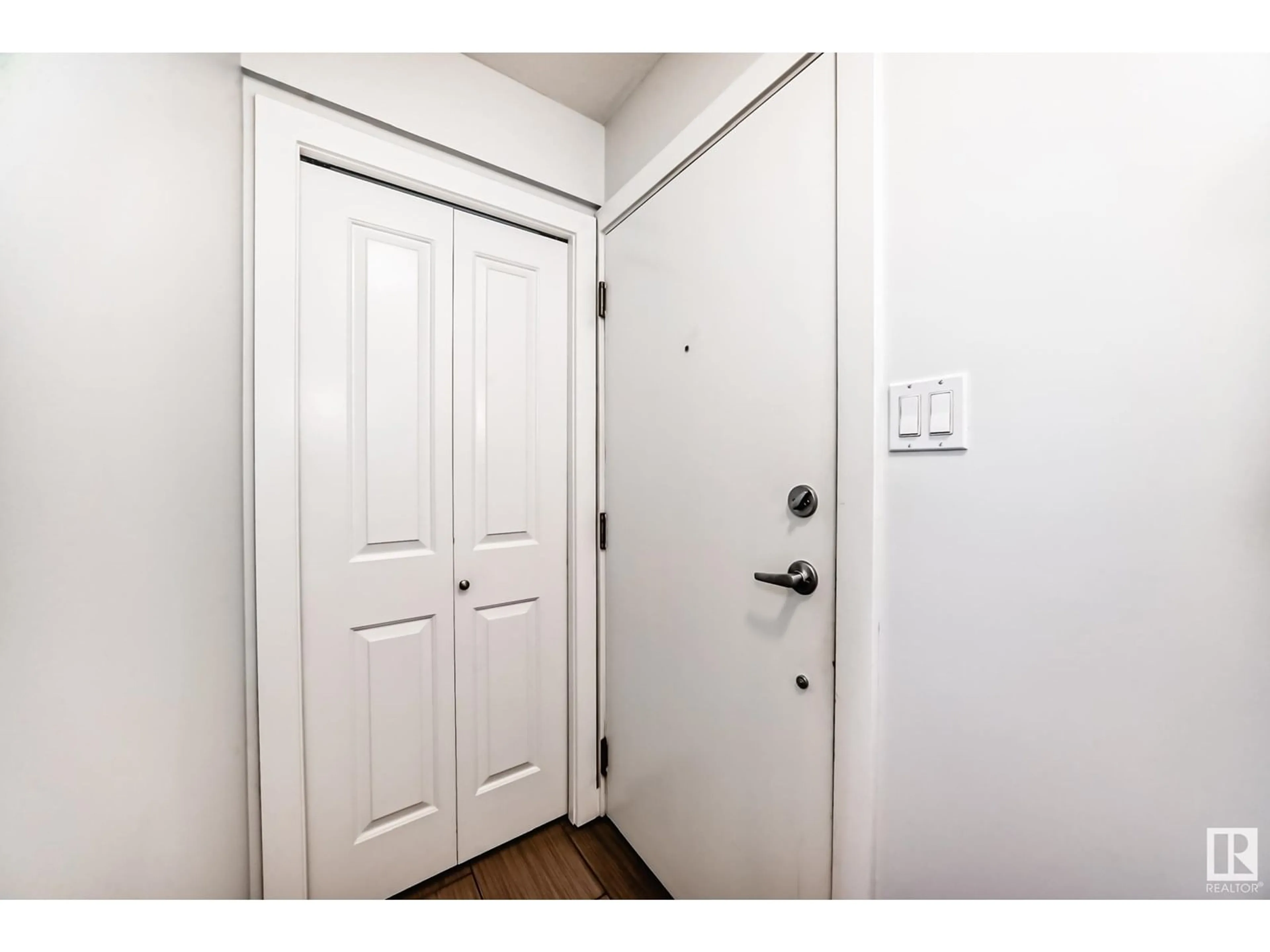 Indoor entryway for #102 - 11325 103 AV, Edmonton Alberta T5X0S3