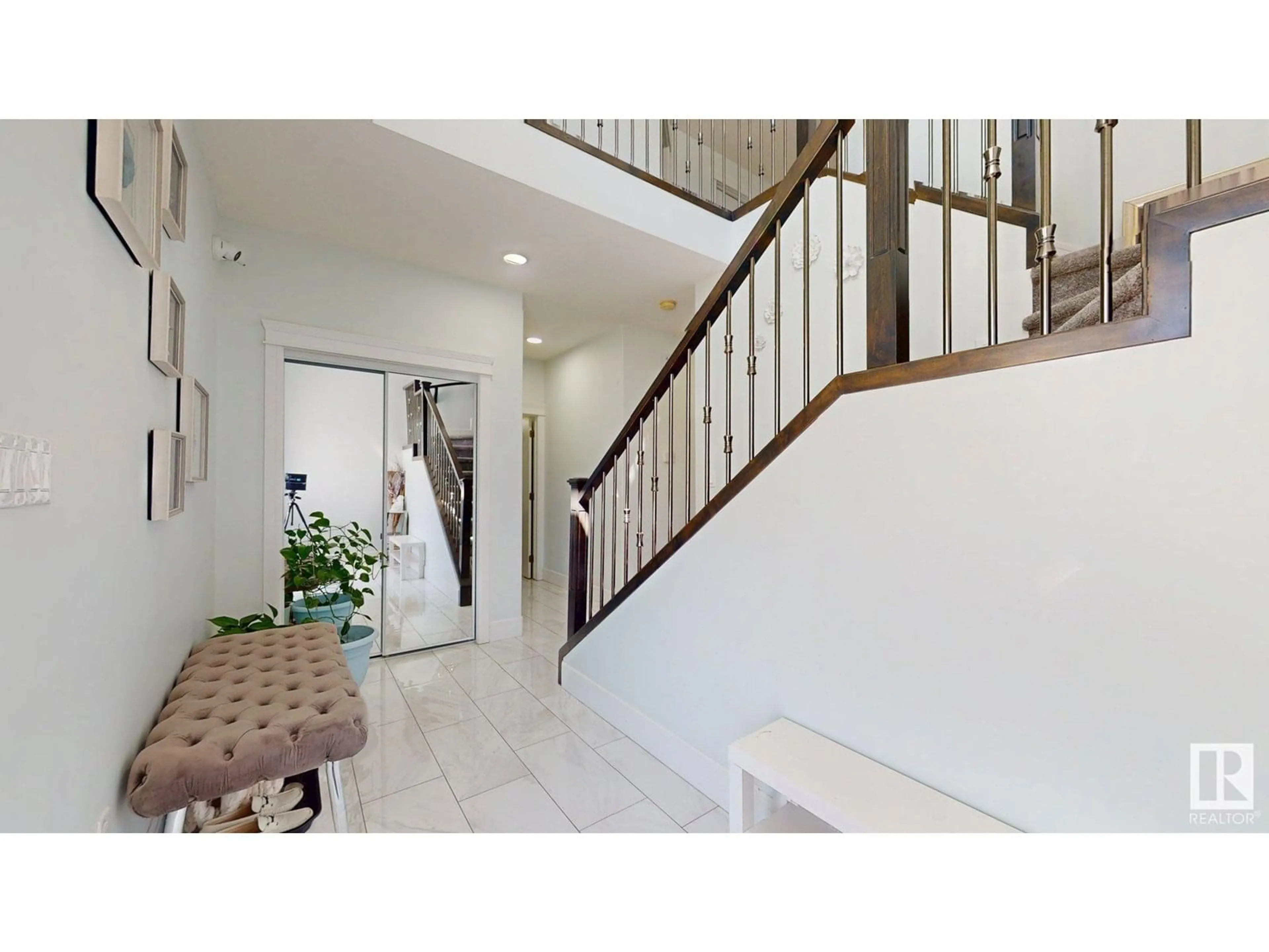 Indoor entryway for NW - 1103 30 ST, Edmonton Alberta T6T2H1