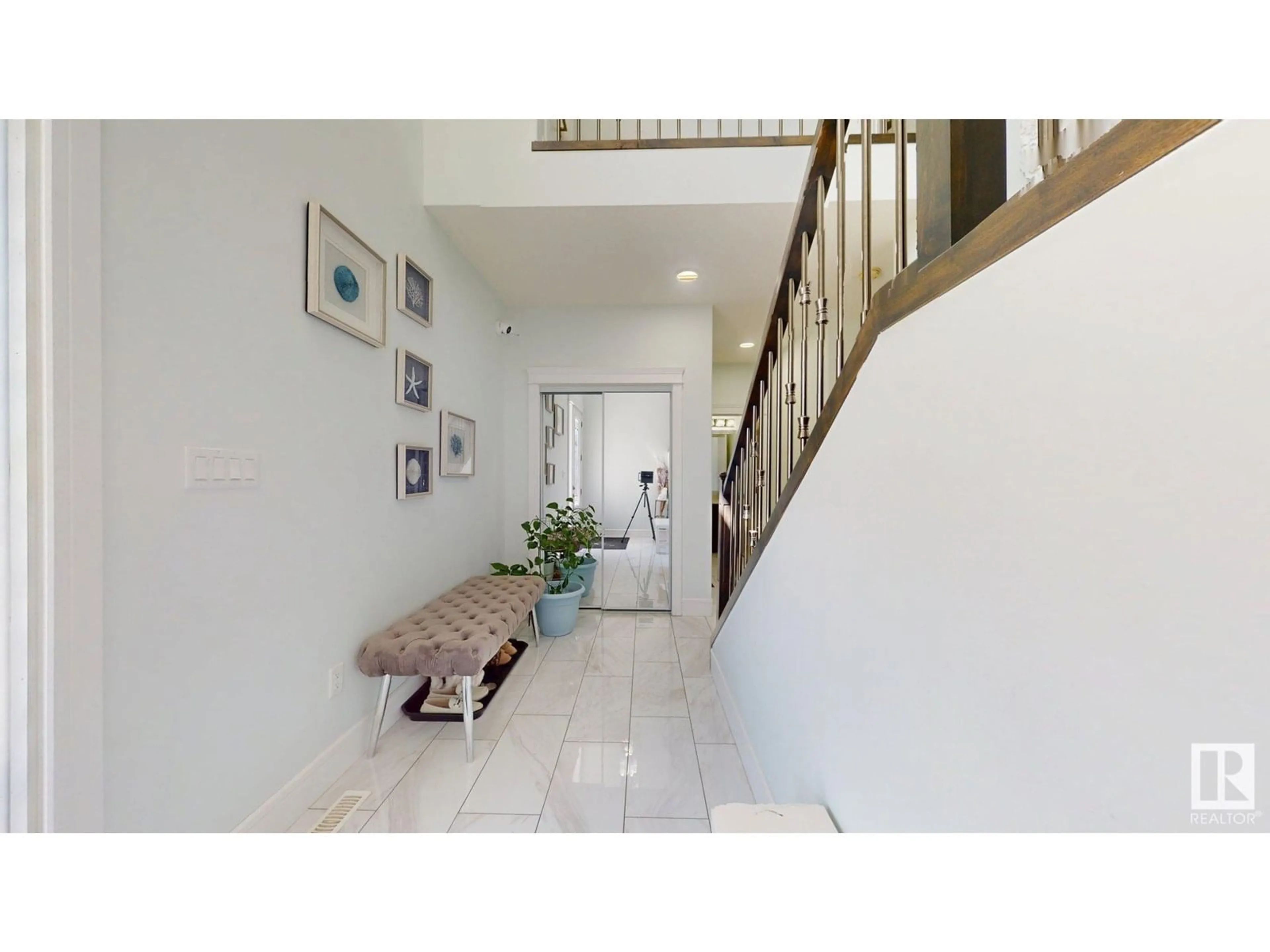 Indoor foyer for NW - 1103 30 ST, Edmonton Alberta T6T2H1
