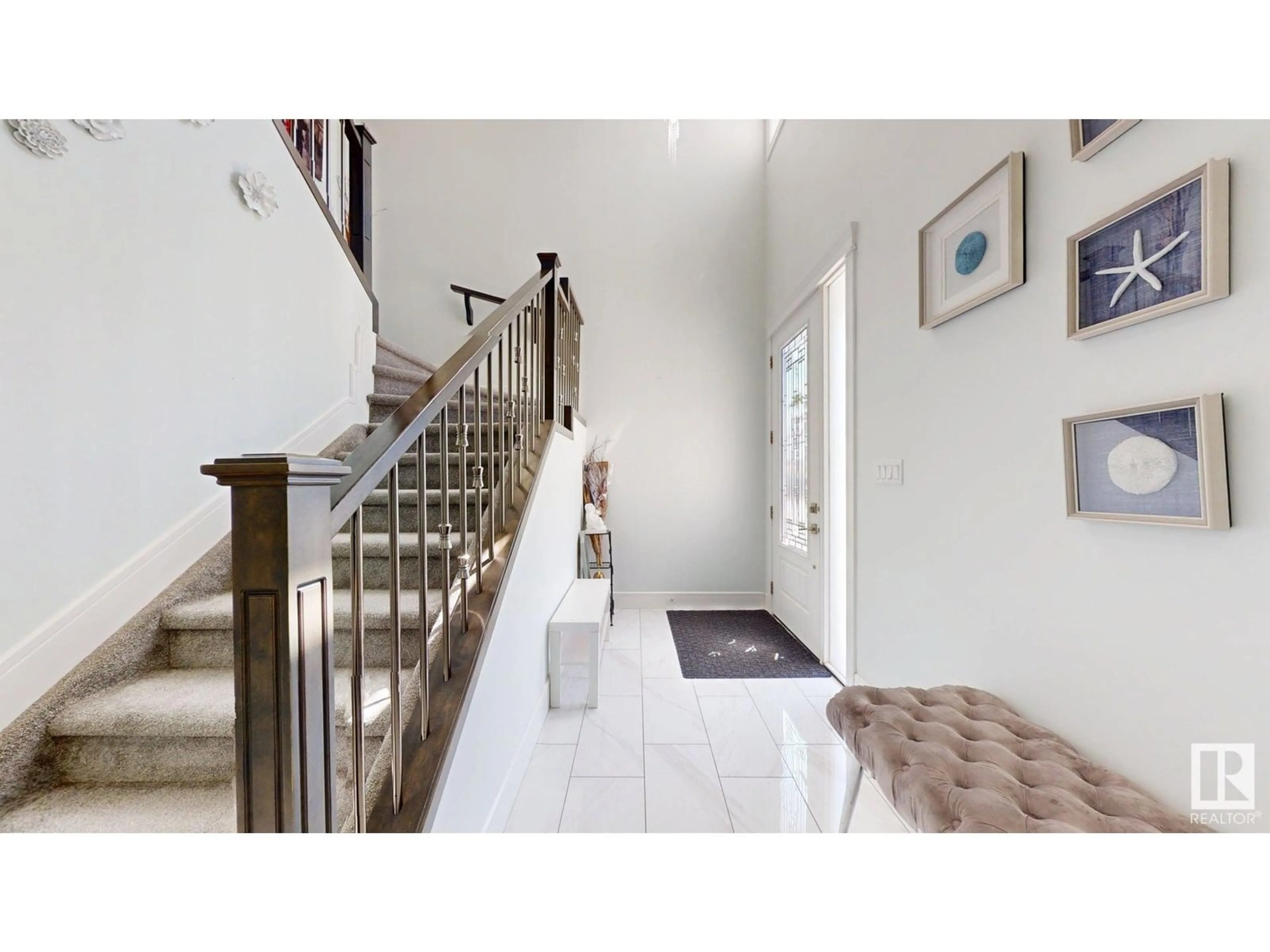 Indoor foyer for NW - 1103 30 ST, Edmonton Alberta T6T2H1